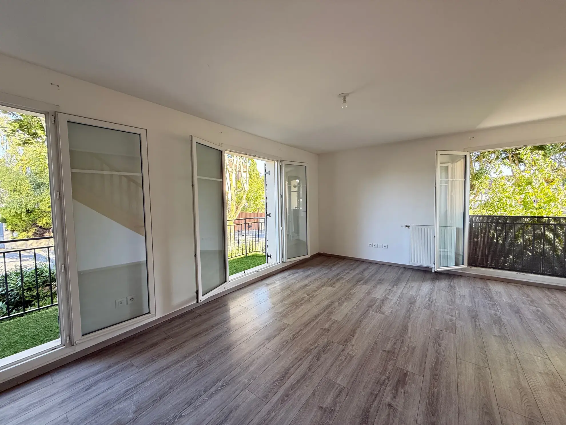 A vendre appartement duplex lumineux à Orgeval, 2 chambres, parking, proche commodités