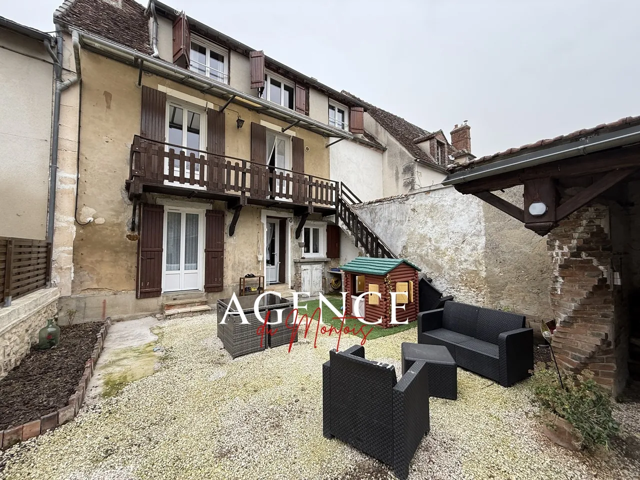 Maison à Donnemarie-Dontilly avec 4 chambres, cour close et dépendances