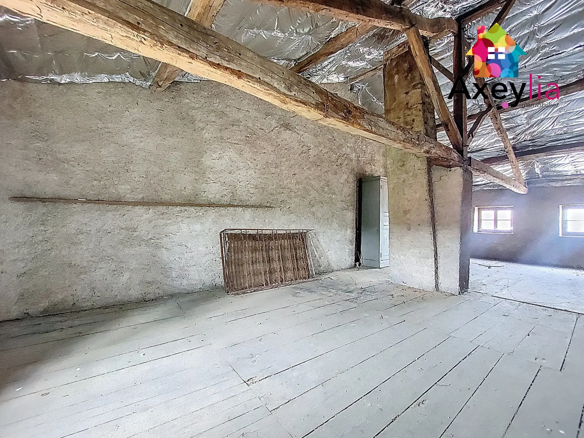 Grande maison de village à La Pacaudière avec potentiel d'aménagement 