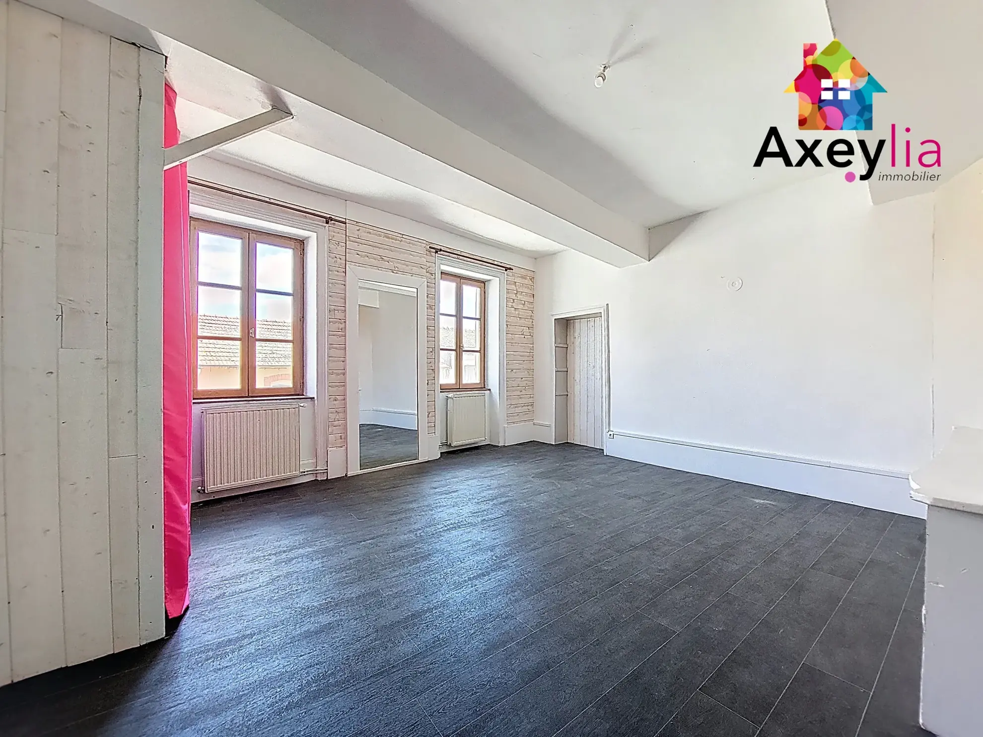 Grande maison de village à La Pacaudière avec potentiel d'aménagement 