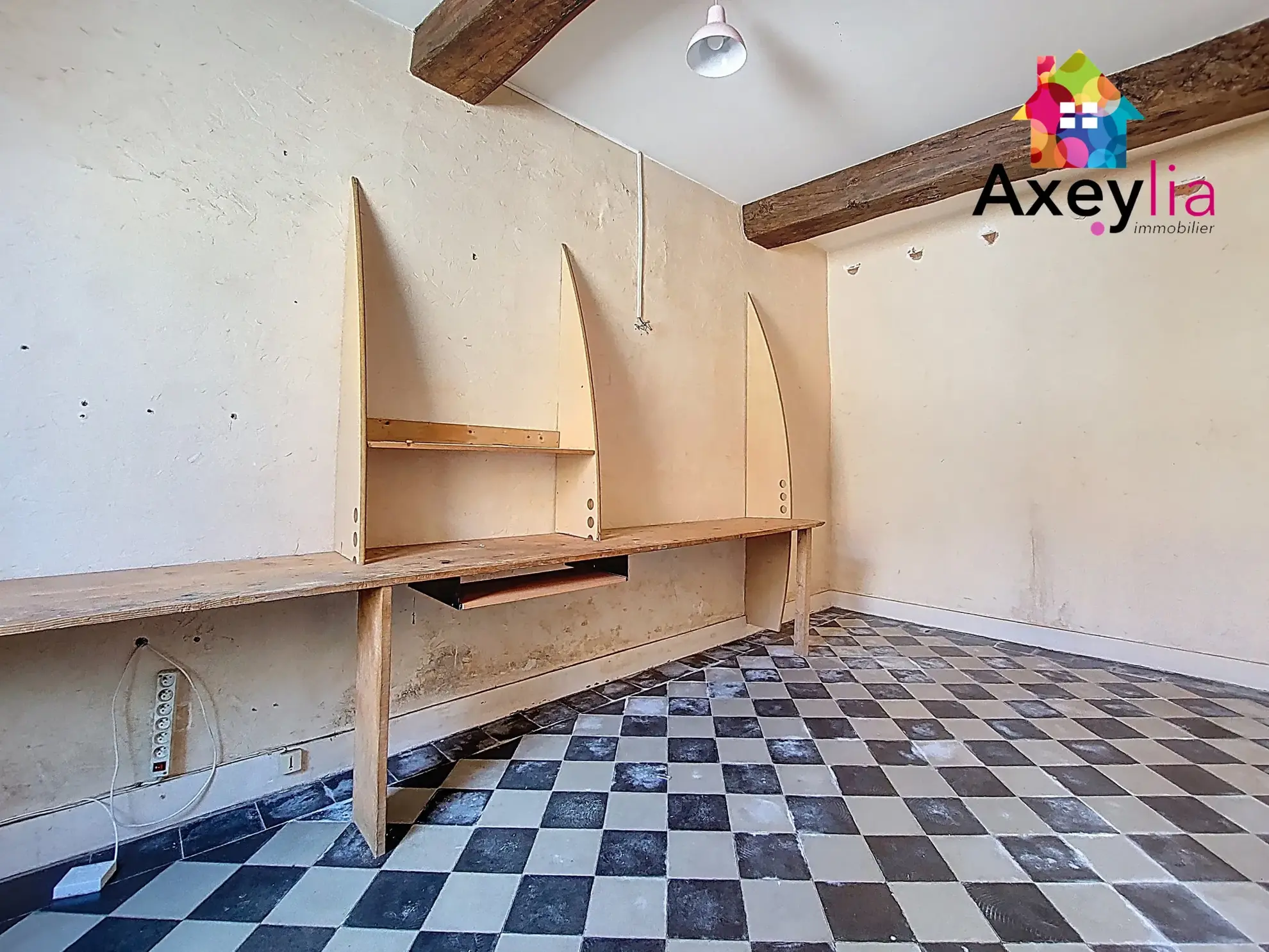 Grande maison de village à La Pacaudière avec potentiel d'aménagement 