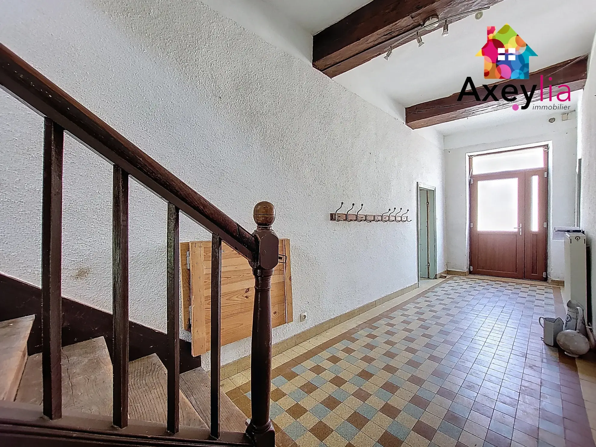 Grande maison de village à La Pacaudière avec potentiel d'aménagement 