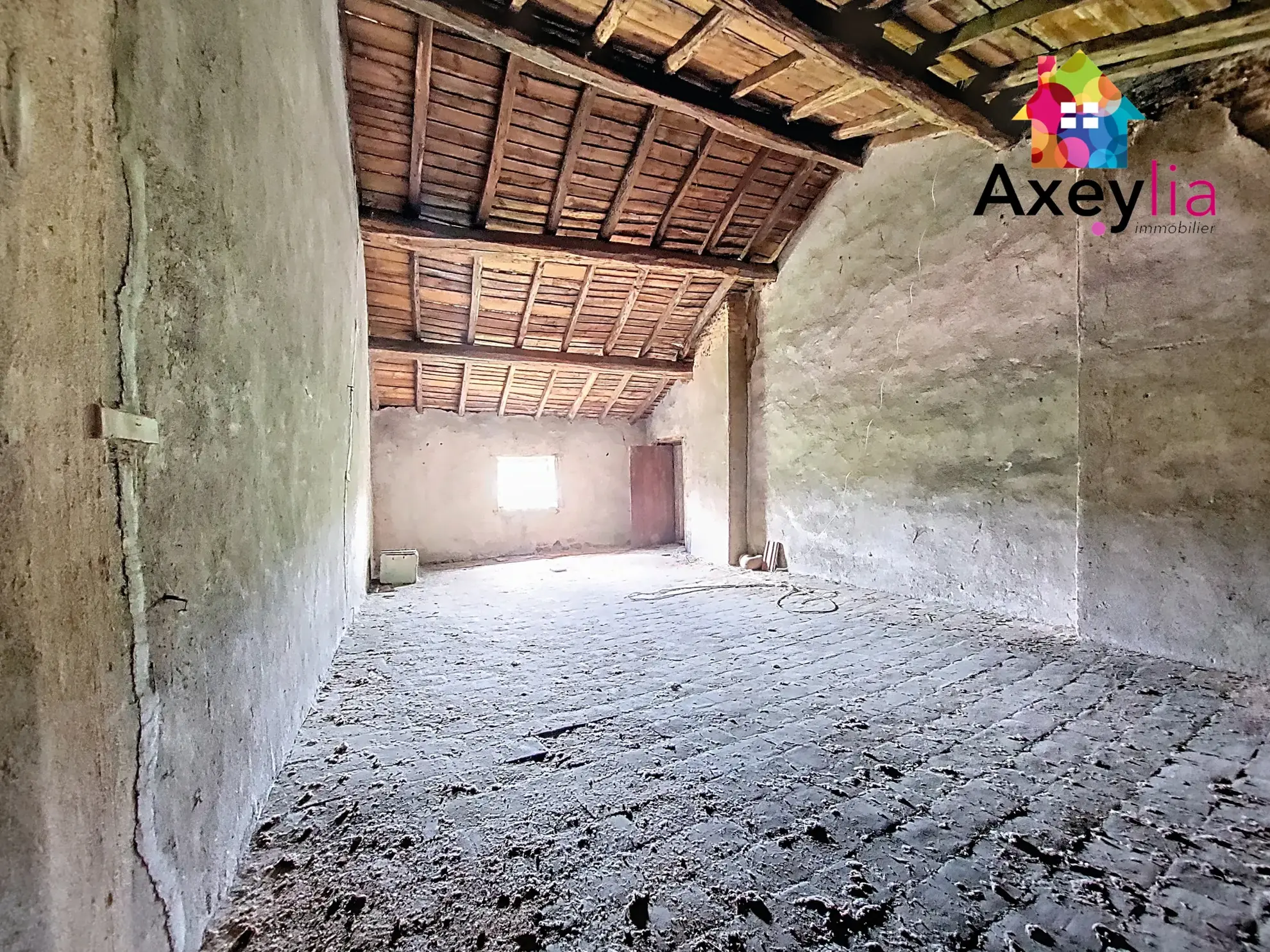 Grande maison de village à La Pacaudière avec potentiel d'aménagement 