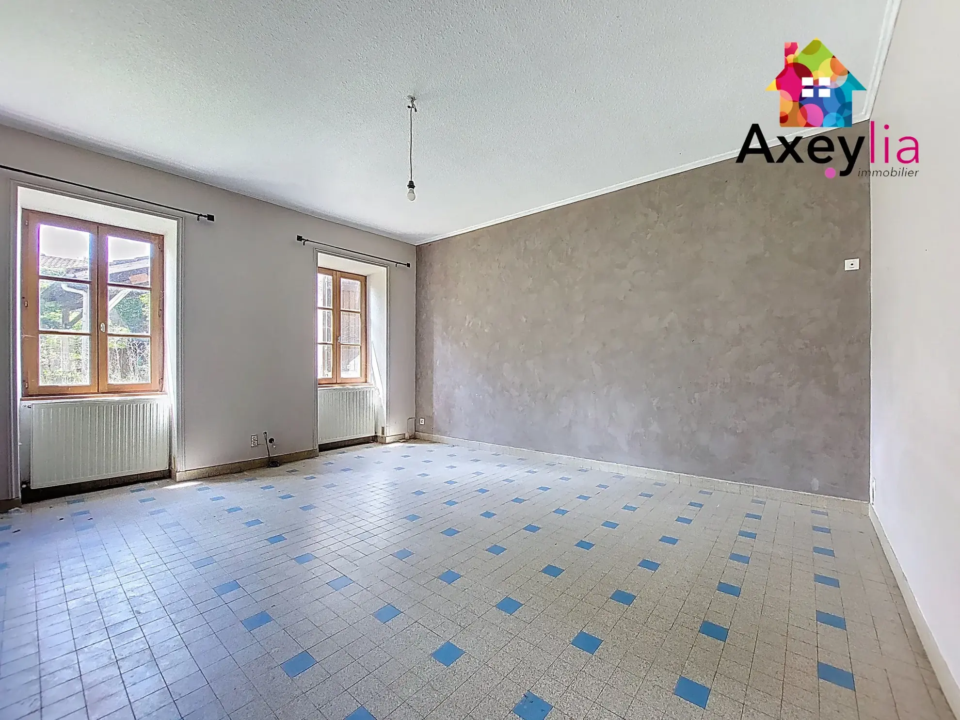 Grande maison de village à La Pacaudière avec potentiel d'aménagement 