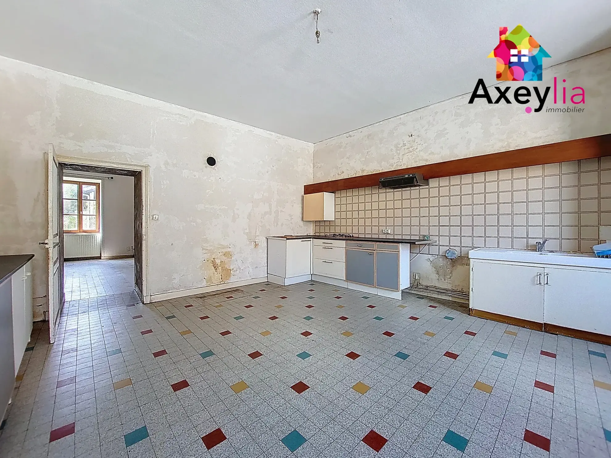 Grande maison de village à La Pacaudière avec potentiel d'aménagement 