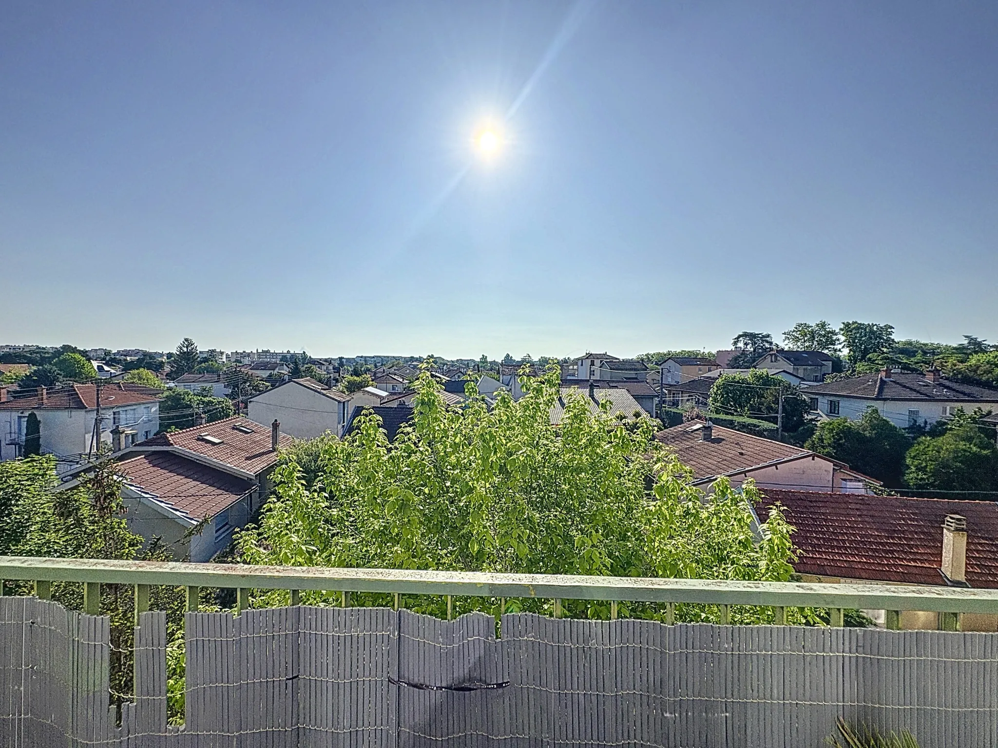 Studio lumineux à Bron avec balcon et cave – Vente immobilière