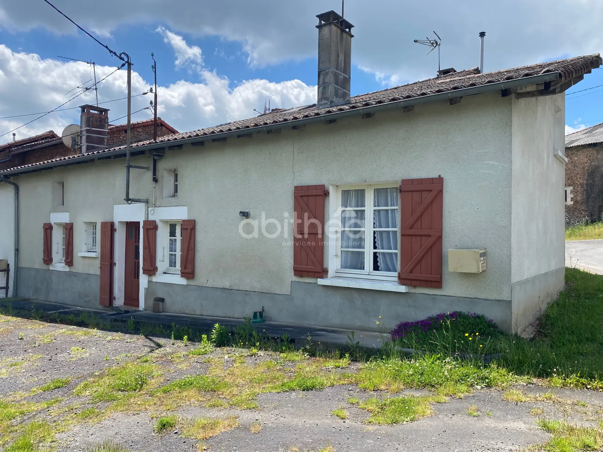 Maison à rénover avec grange aménageable et grand terrain à Chirac (16150) 