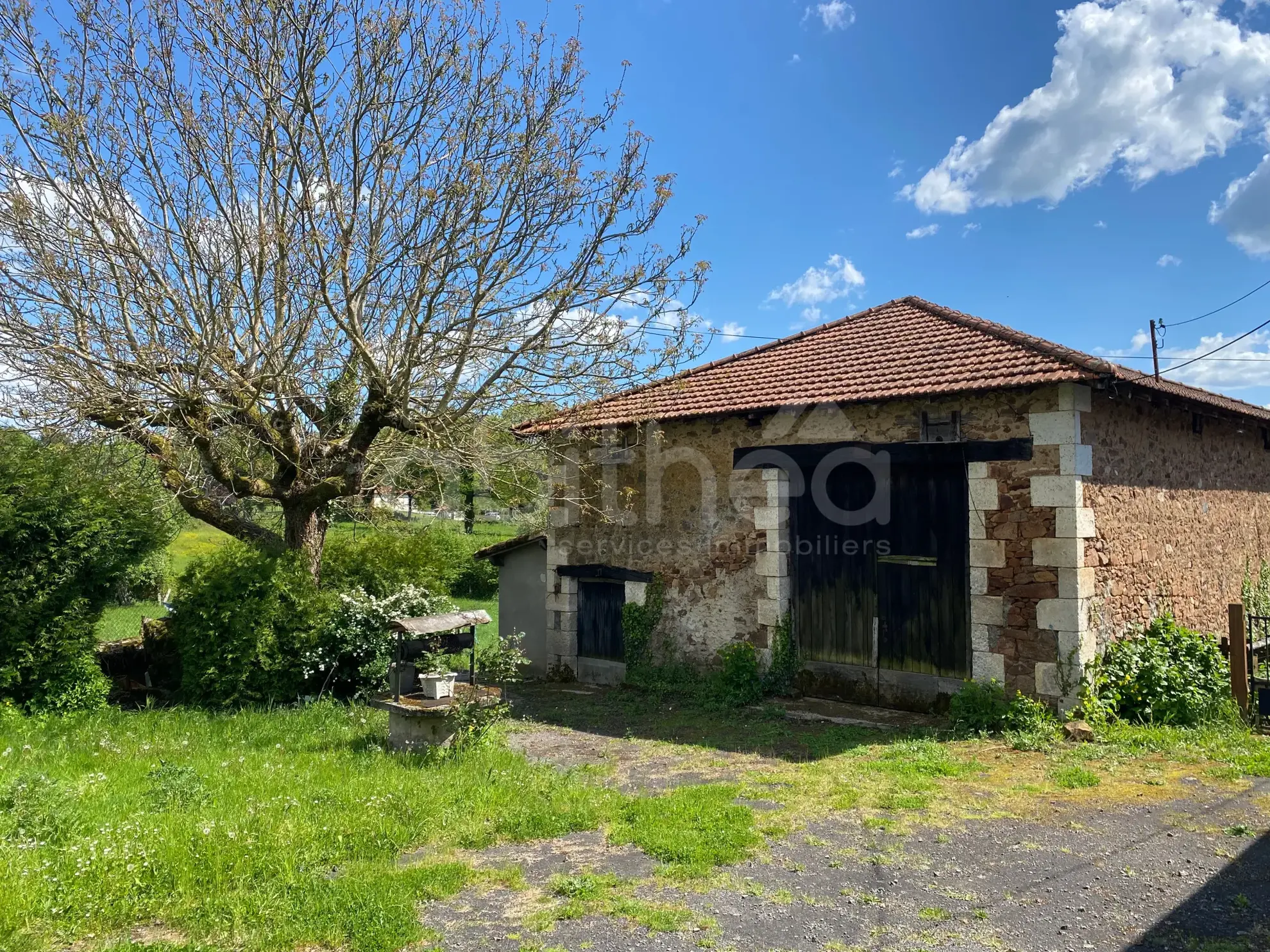 Maison à rénover avec grange aménageable et grand terrain à Chirac (16150) 