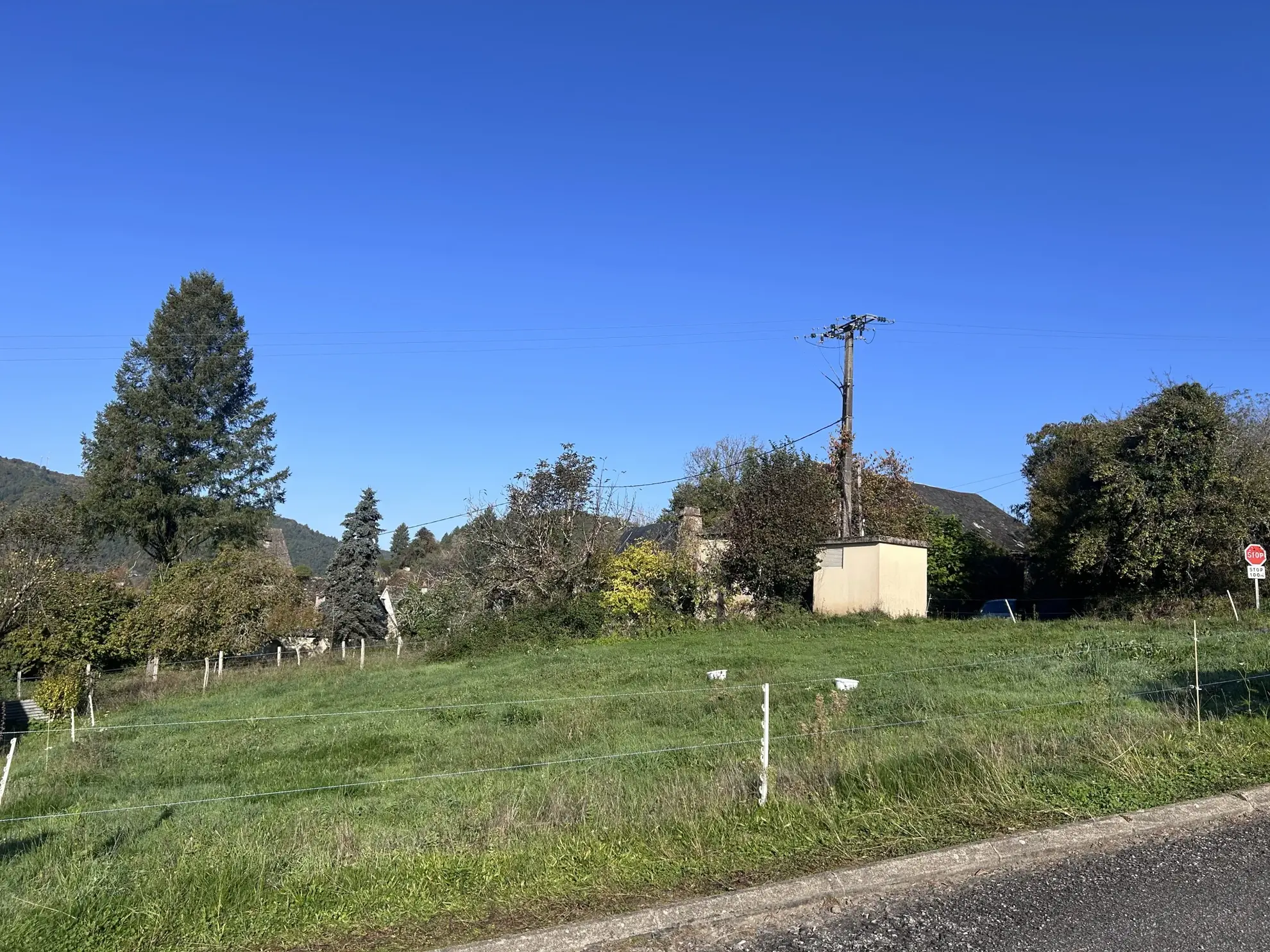 Terrain constructible de 518 m² en plein centre de Saint-Chamant