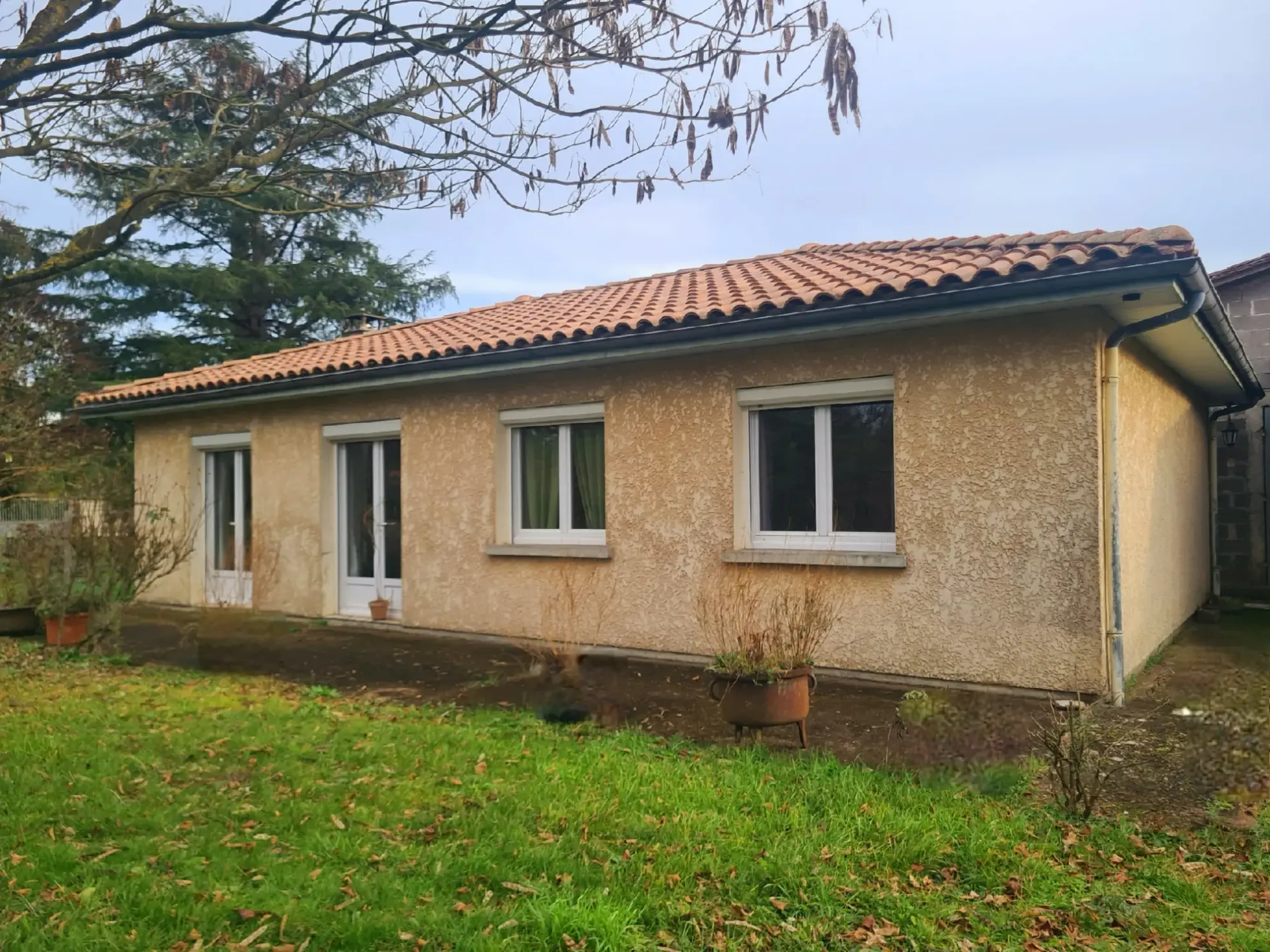 Maison à vendre avec 3 chambres et dépendances à Sablons – 33910