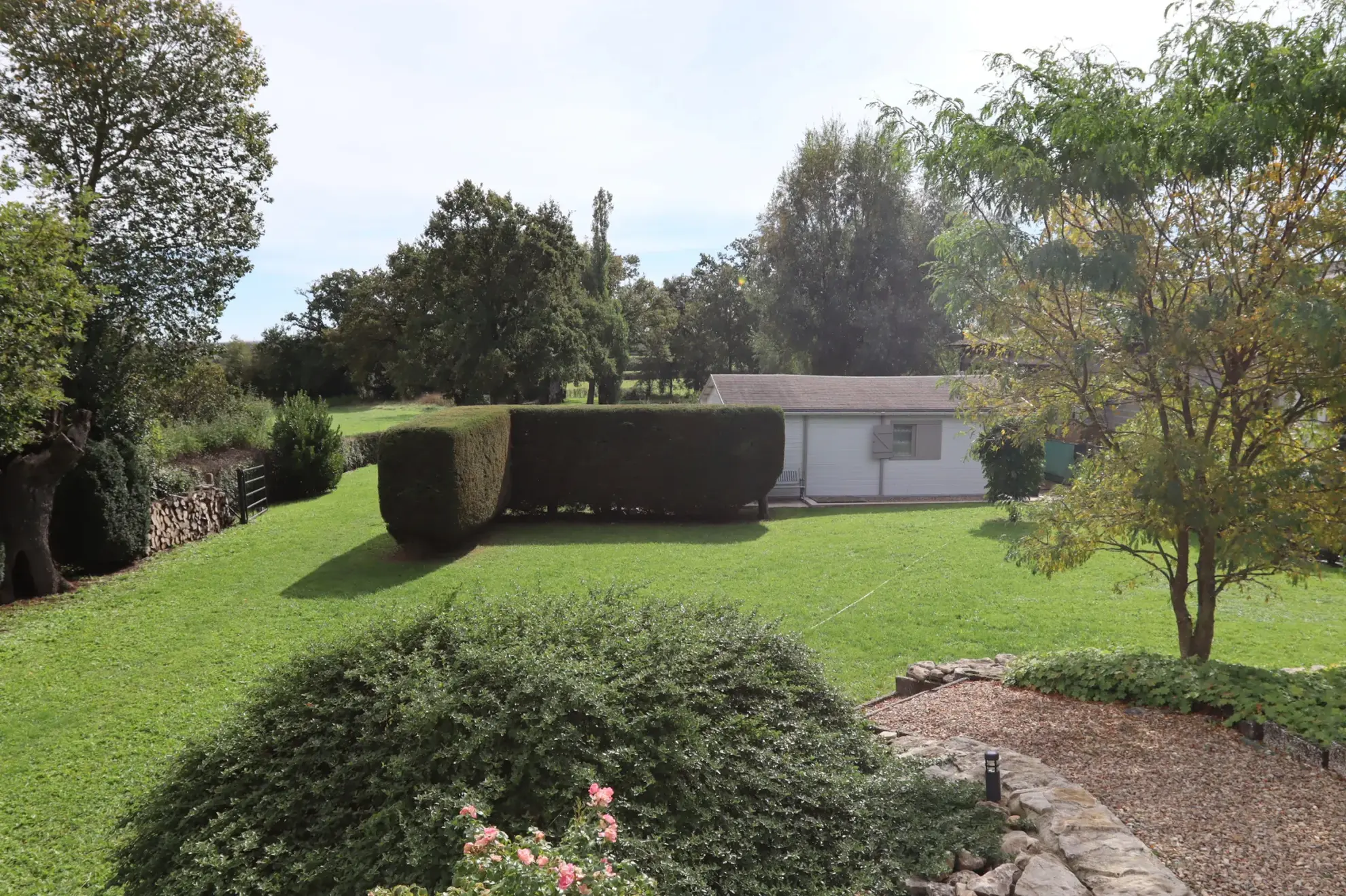 Maison avec potentiel locatif et chalet sur terrain de 5760 m² à Ainay-le-Château 