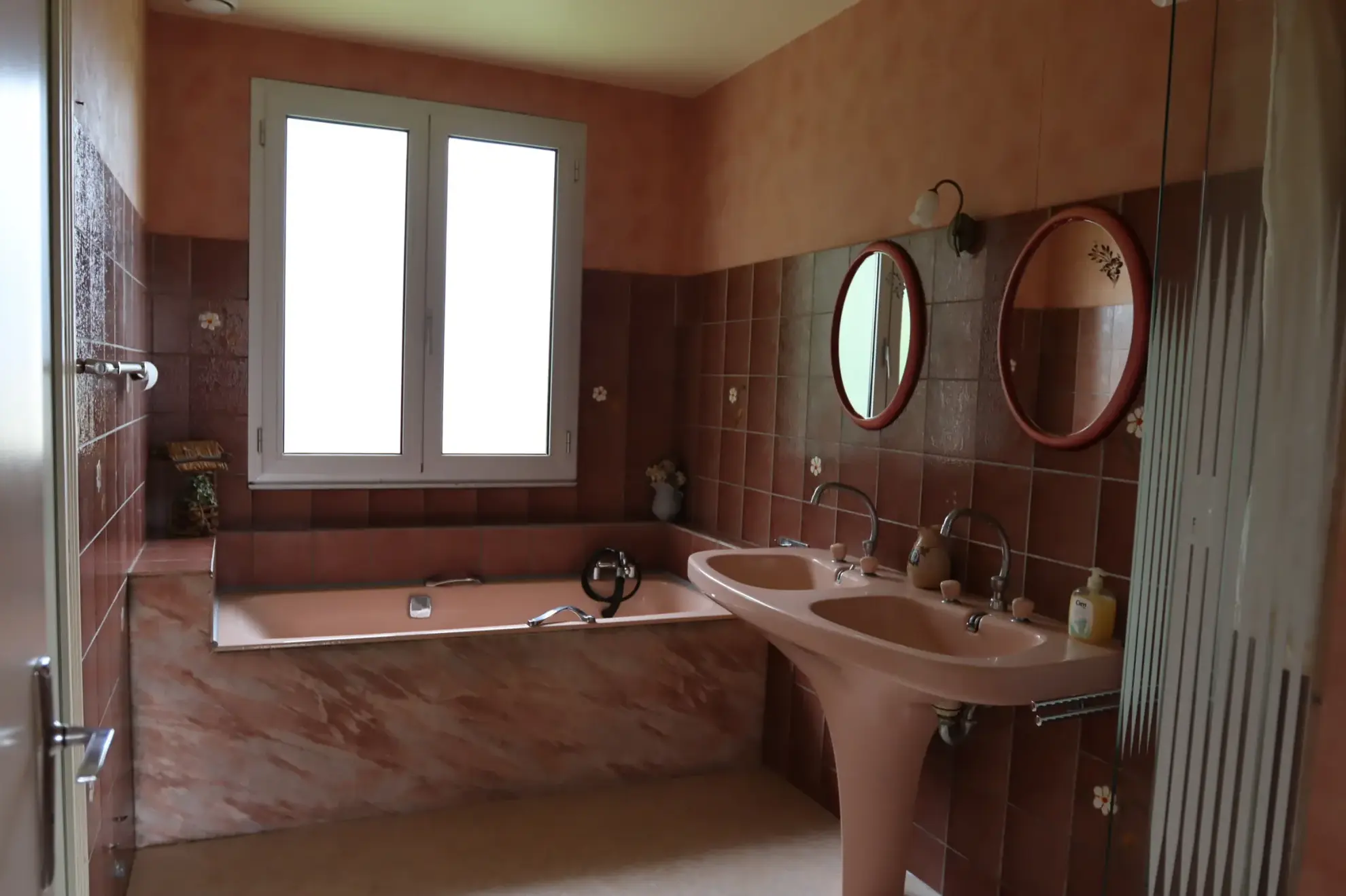 Maison avec potentiel locatif et chalet sur terrain de 5760 m² à Ainay-le-Château 