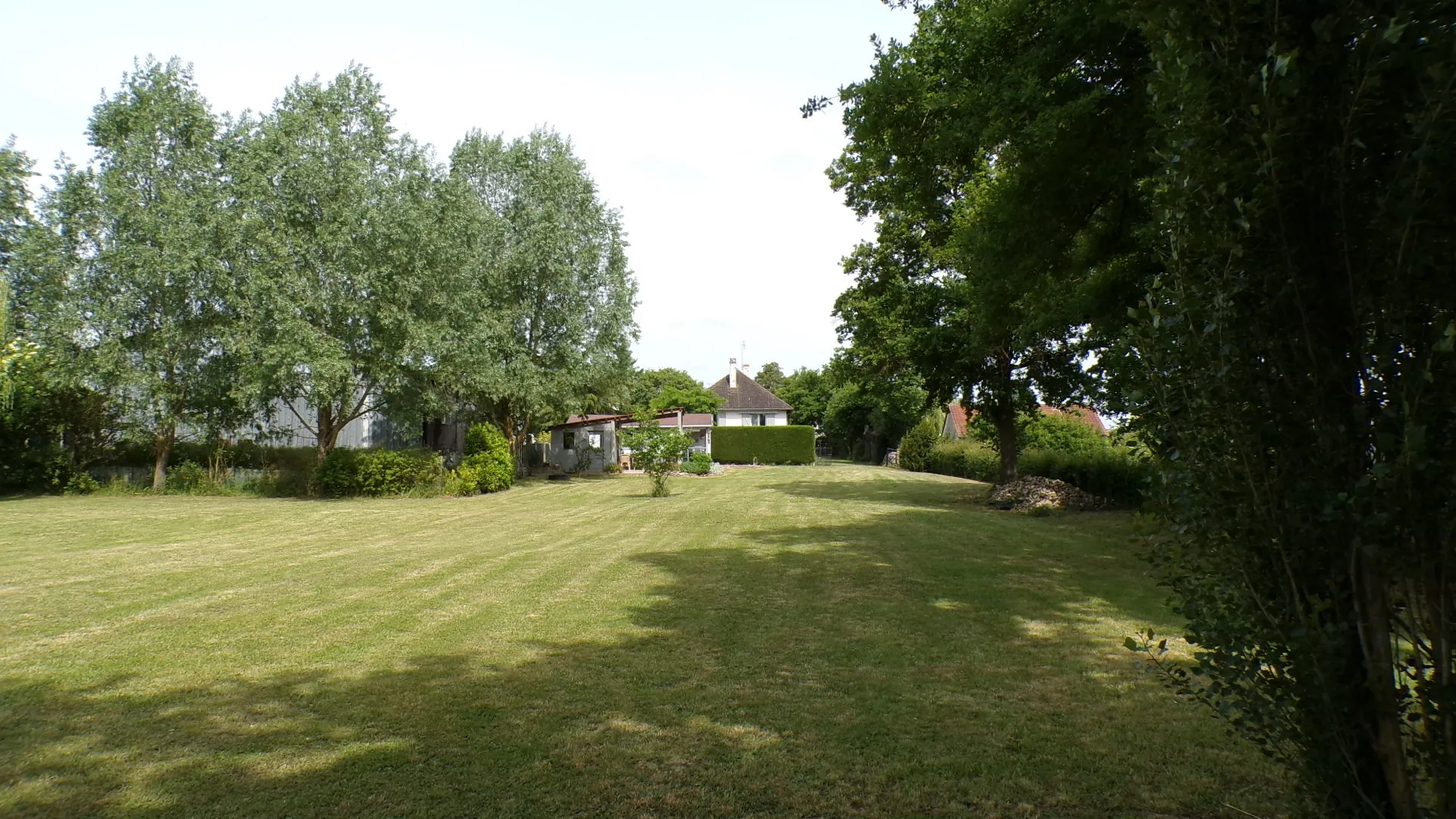Maison avec potentiel locatif et chalet sur terrain de 5760 m² à Ainay-le-Château 