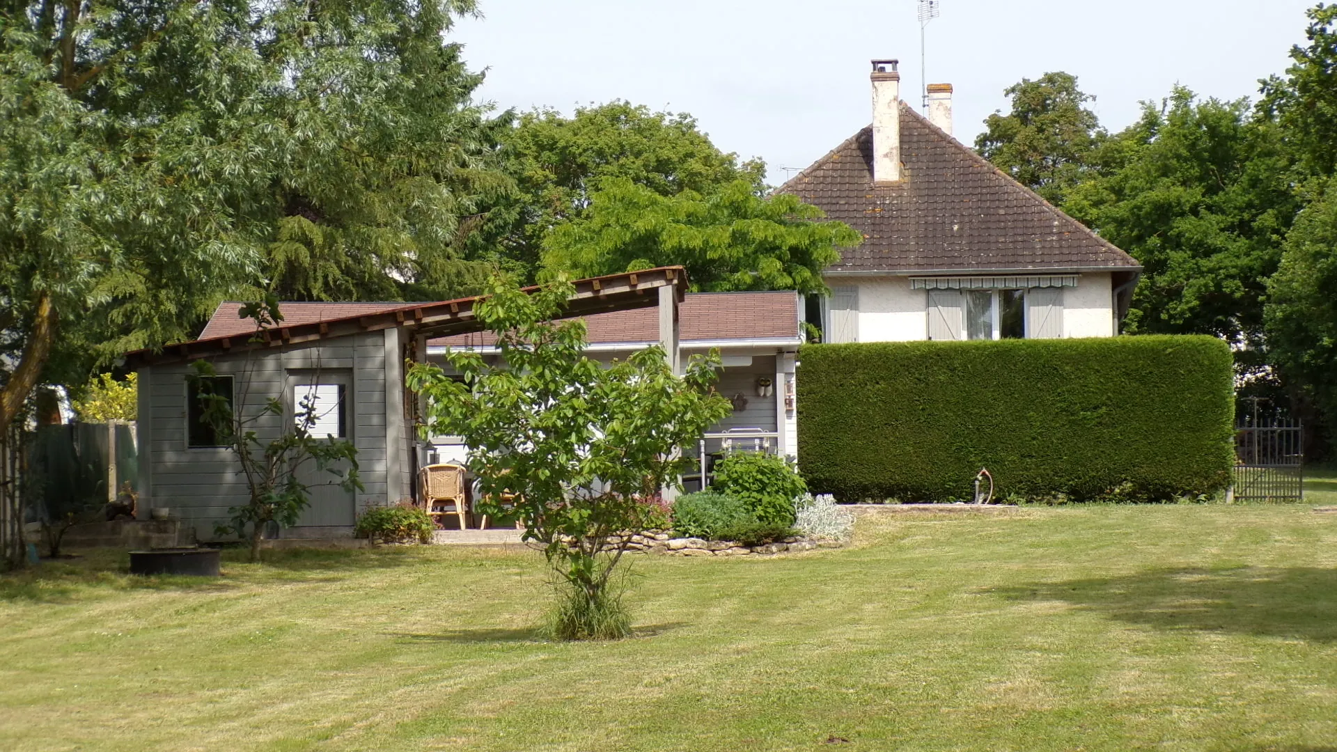 Maison avec potentiel locatif et chalet sur terrain de 5760 m² à Ainay-le-Château 