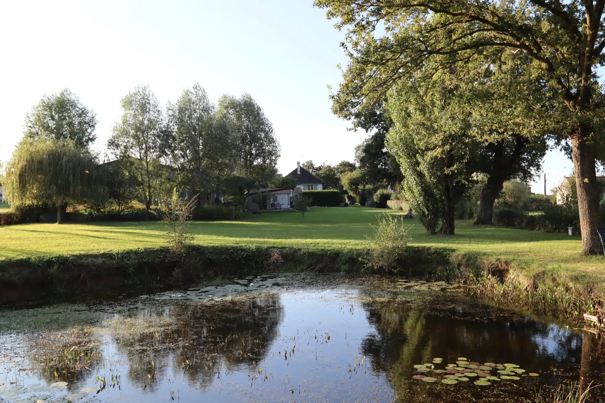 Maison avec potentiel locatif et chalet sur terrain de 5760 m² à Ainay-le-Château 