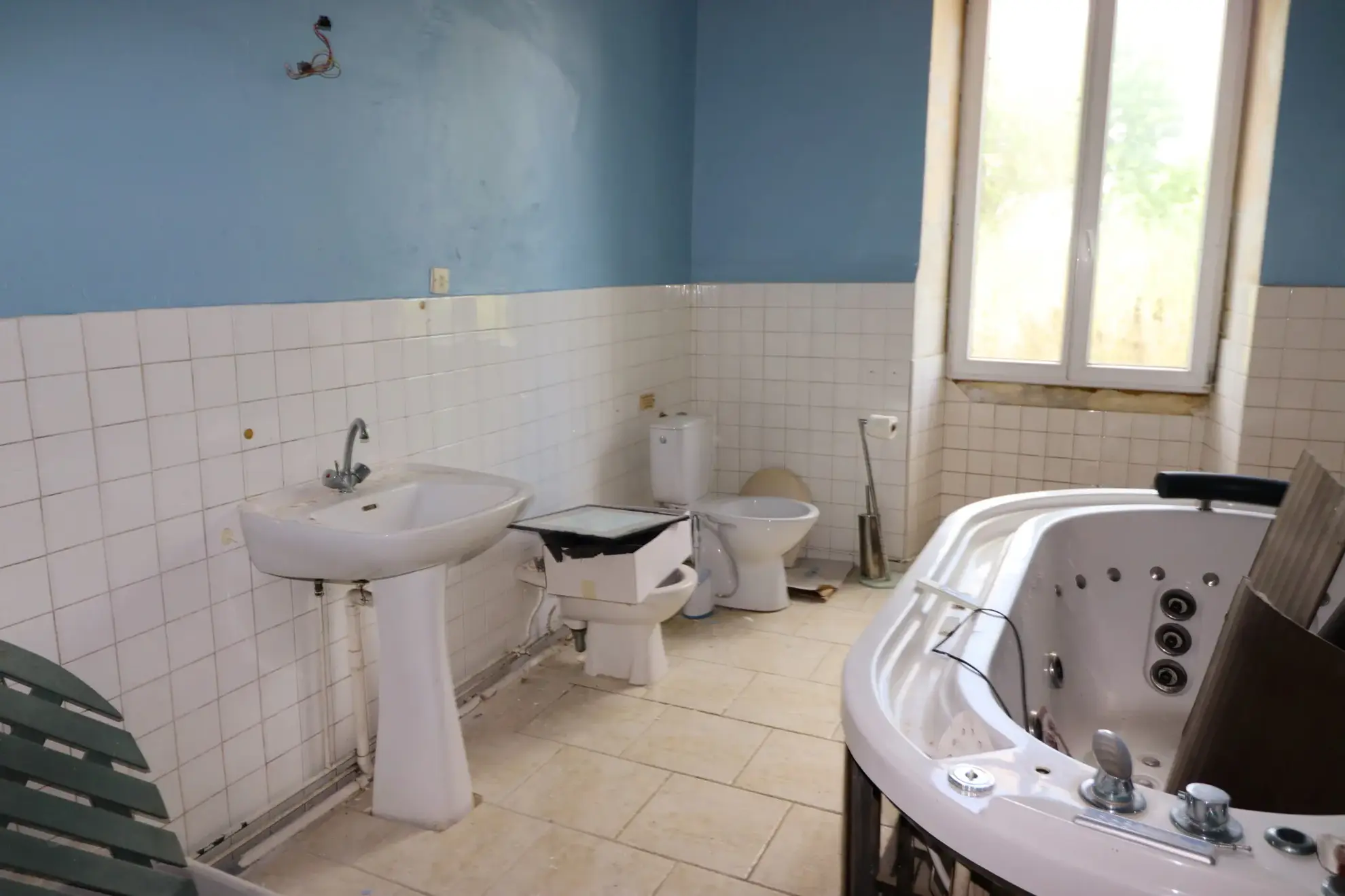 Maison de maître à vendre à Mirambeau avec grand terrain et vue dégagée 