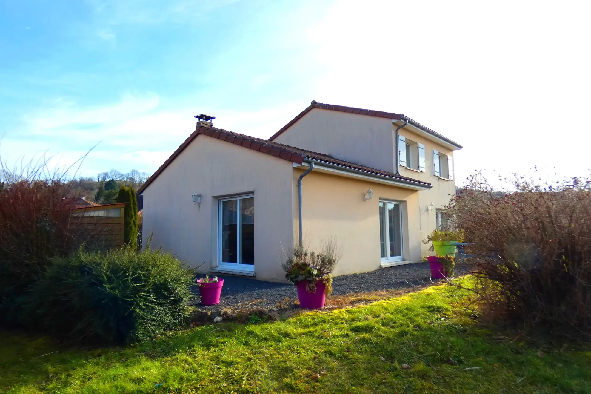Charmante maison récente avec 4 chambres et panneaux solaires à Vezac, proche d'Arpajon-sur-Cère