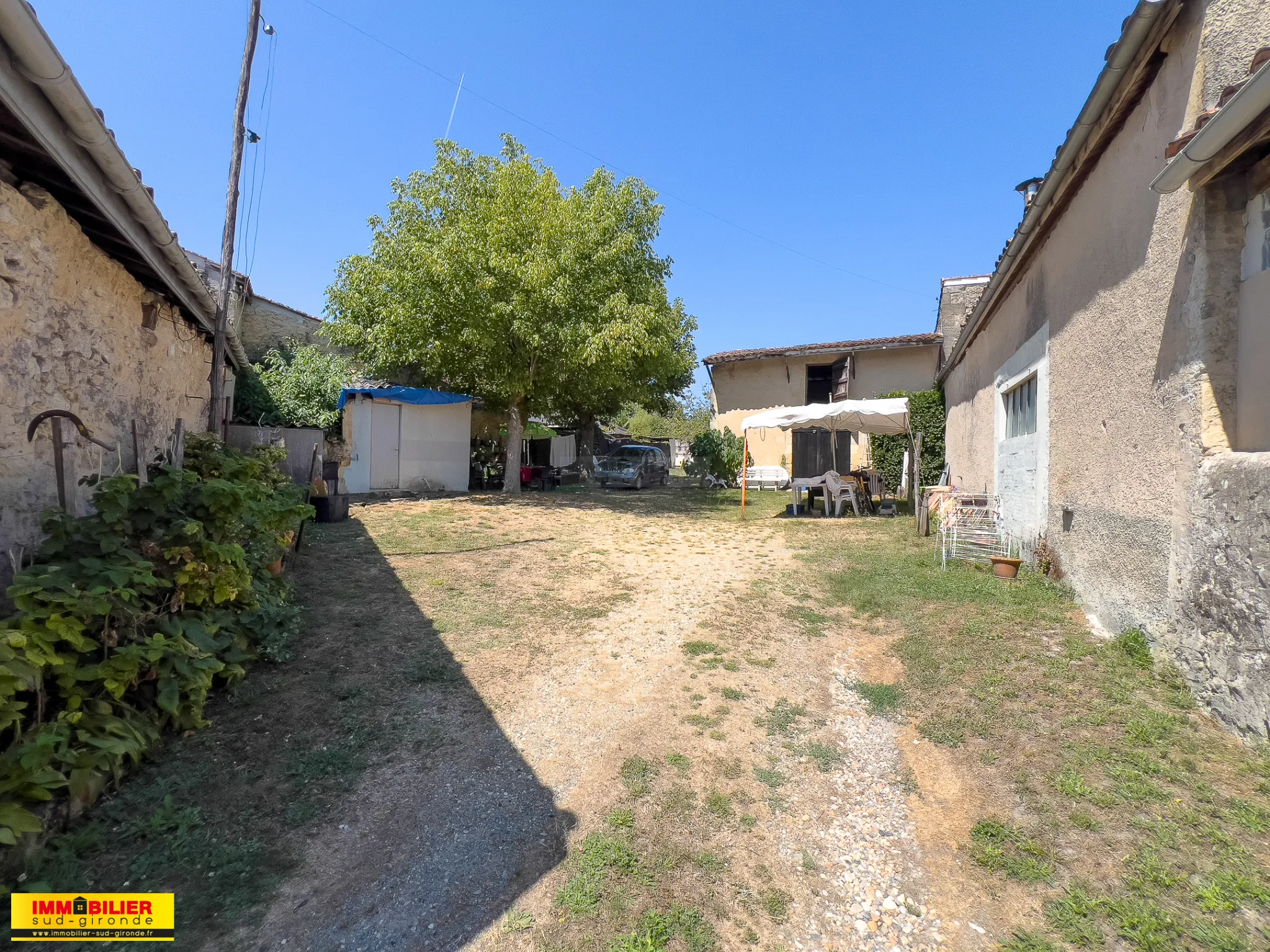 Maison en pierre avec dépendances à Illats - Spacieuse et à rénovée 