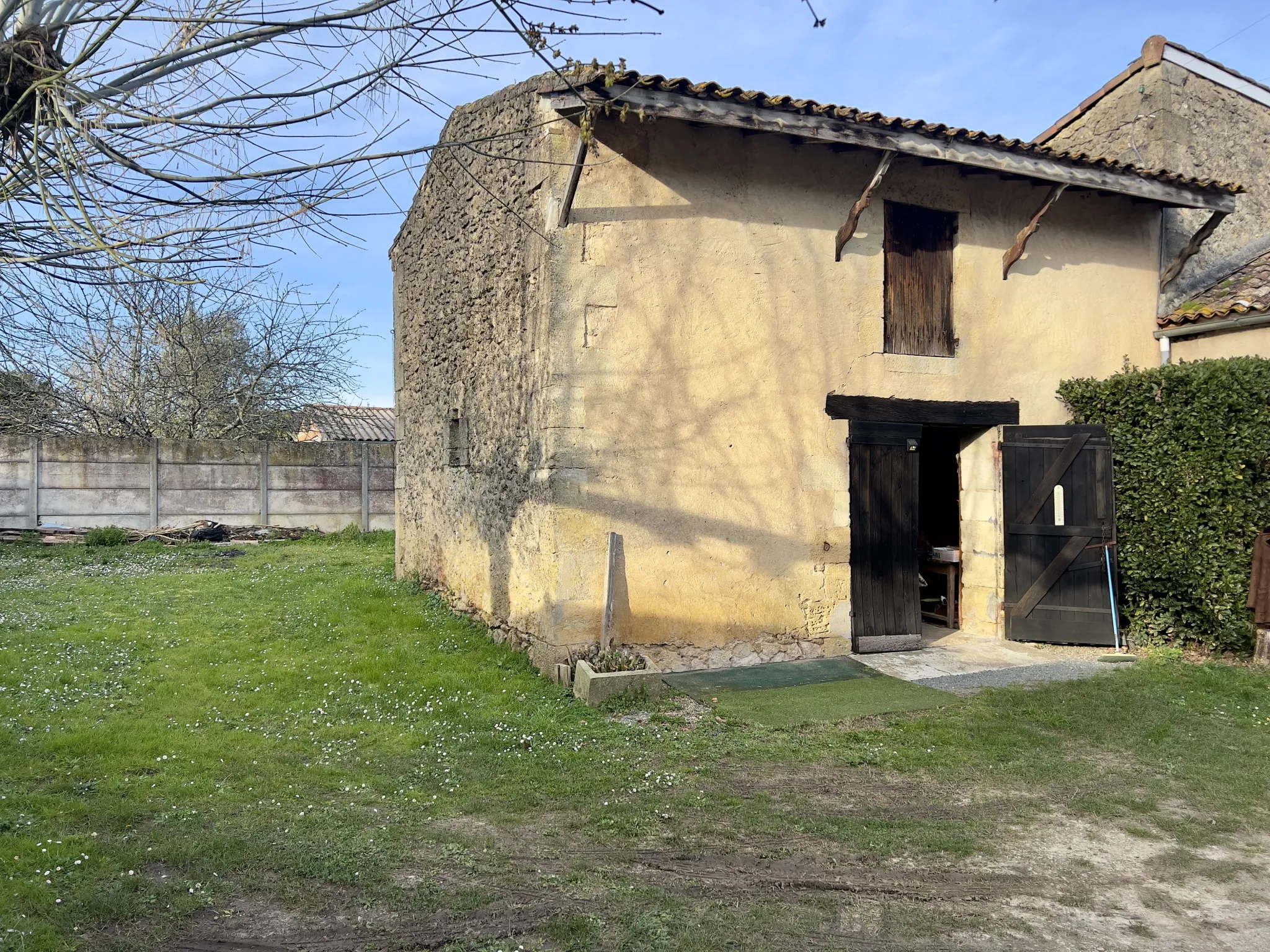 Maison en pierre avec dépendances à Illats - Spacieuse et à rénovée 