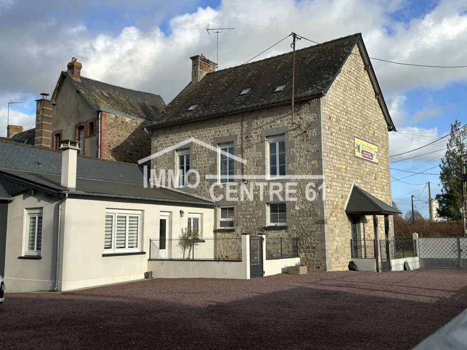 Grande maison de village avec dépendances près de Bagnoles de l'Orne