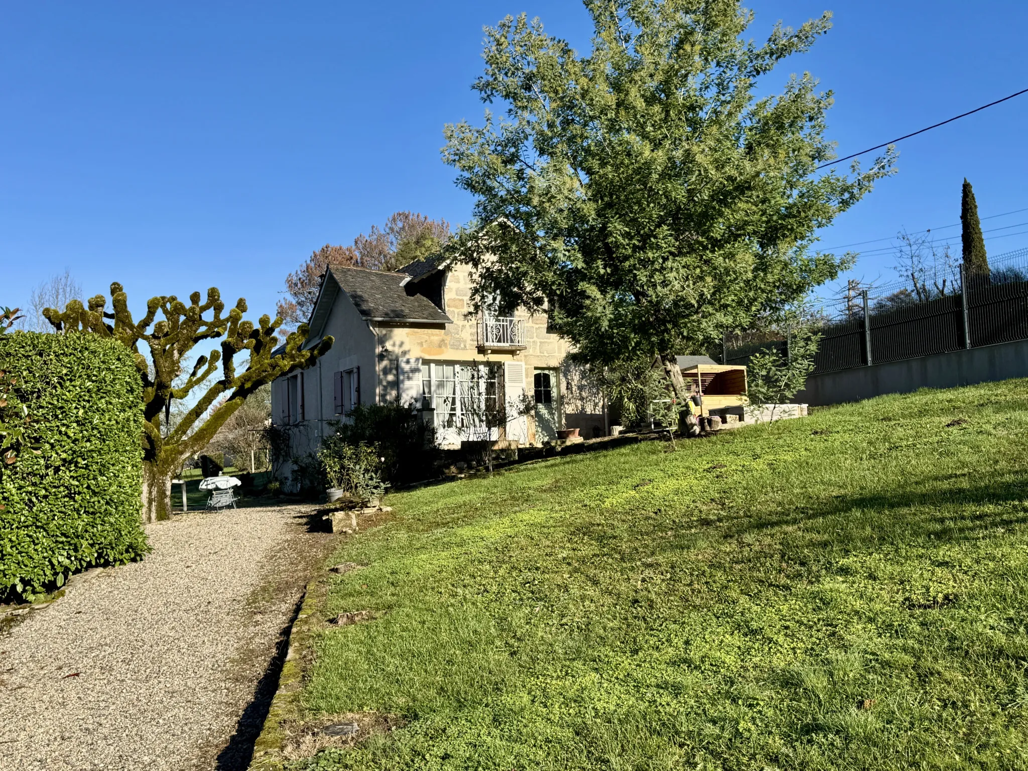 Charmante maison en pierres rénovée de 72 m² à Brive avec terrain et garage 