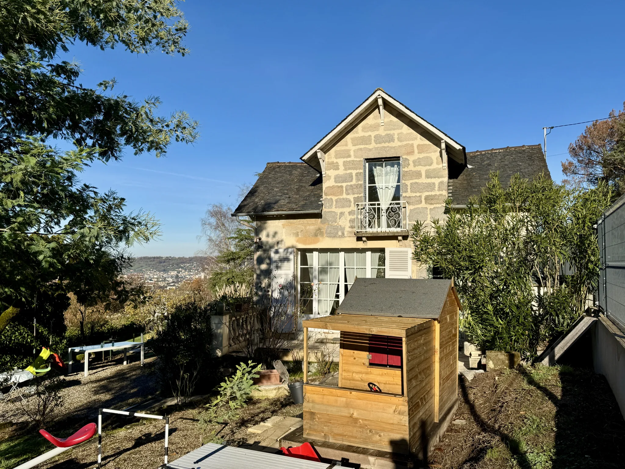 Charmante maison en pierres rénovée de 72 m² à Brive avec terrain et garage 