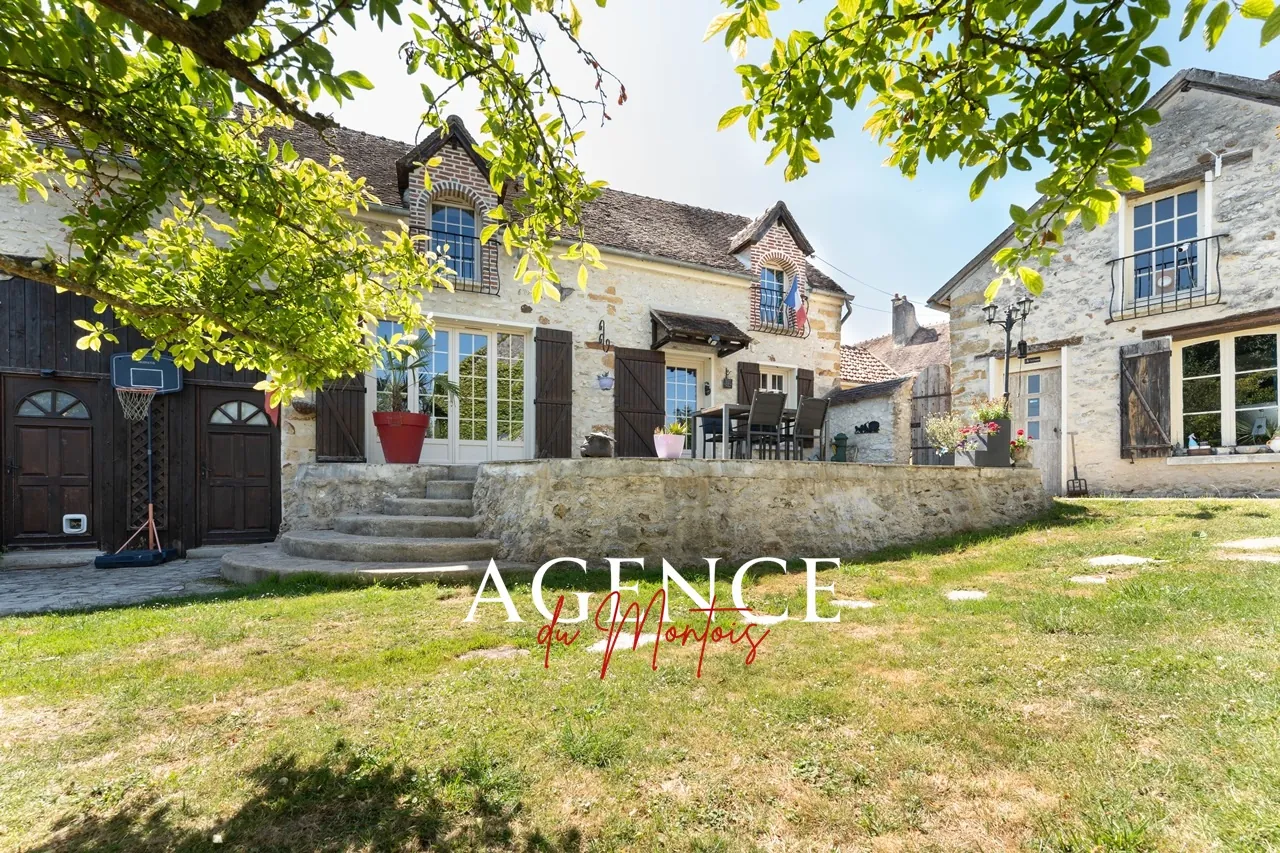 Ferme briarde rénovée avec piscine et 5 chambres à Donnemarie-Dontilly