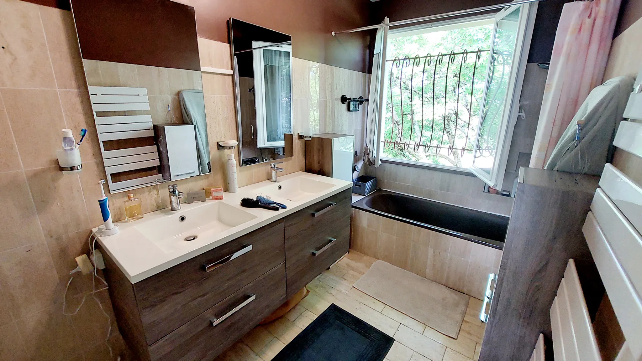 Maison 168 m² avec 2 logements, jardin, garages à La Réole 