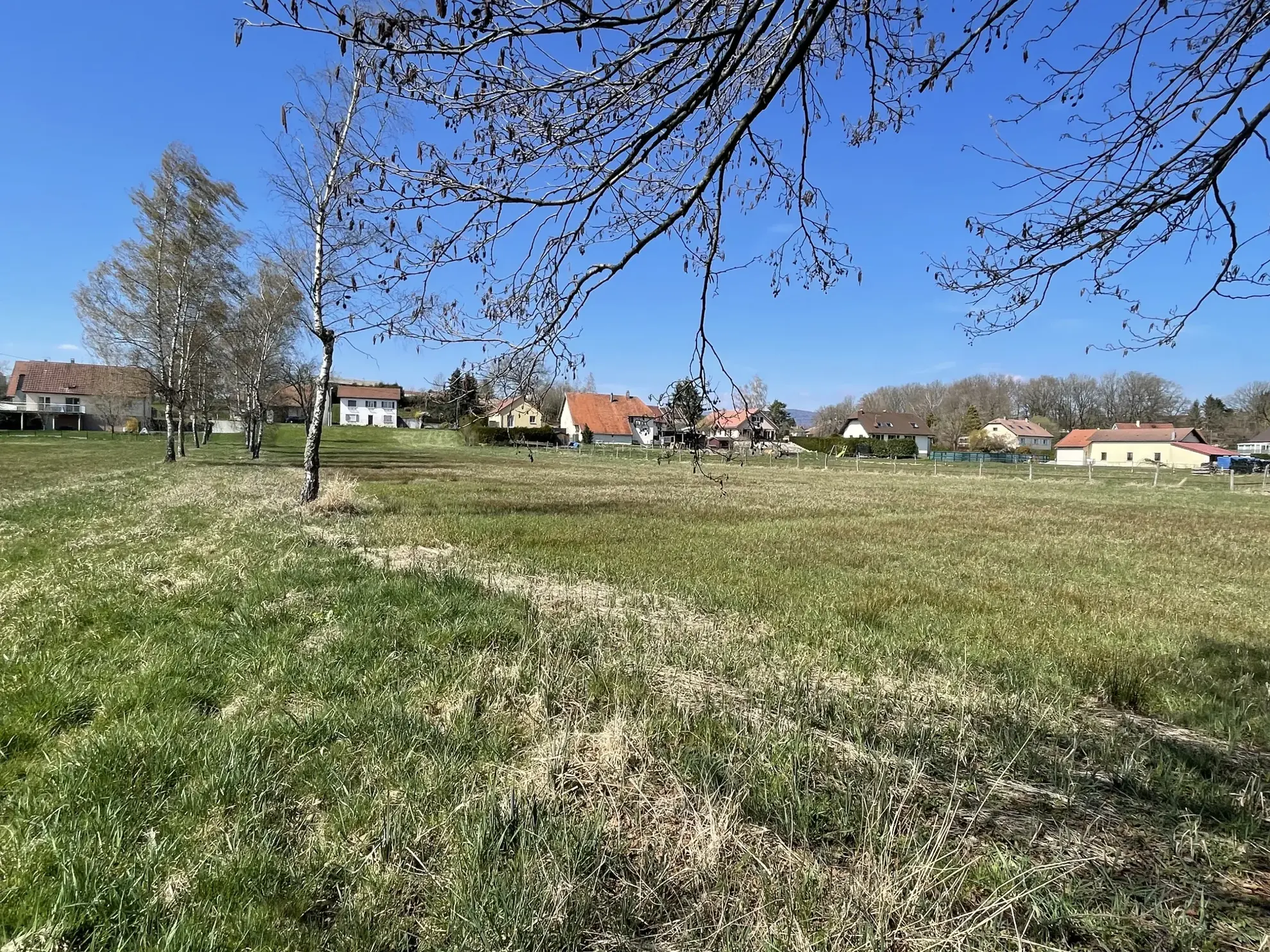 Belle parcelle de terrain à Fontaine avec vue dégagée et terrain non constructible 
