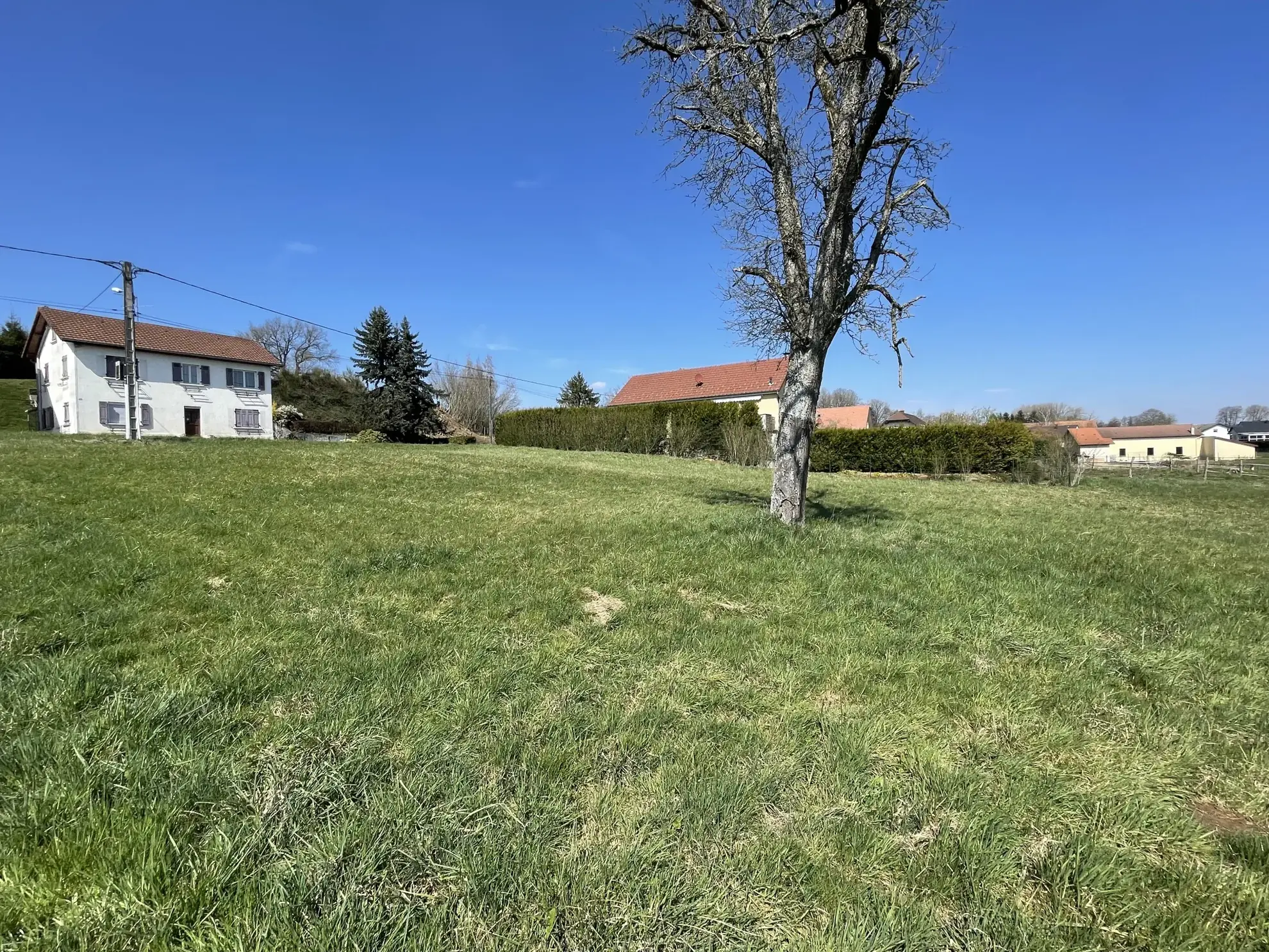 Belle parcelle de terrain à Fontaine avec vue dégagée et terrain non constructible 