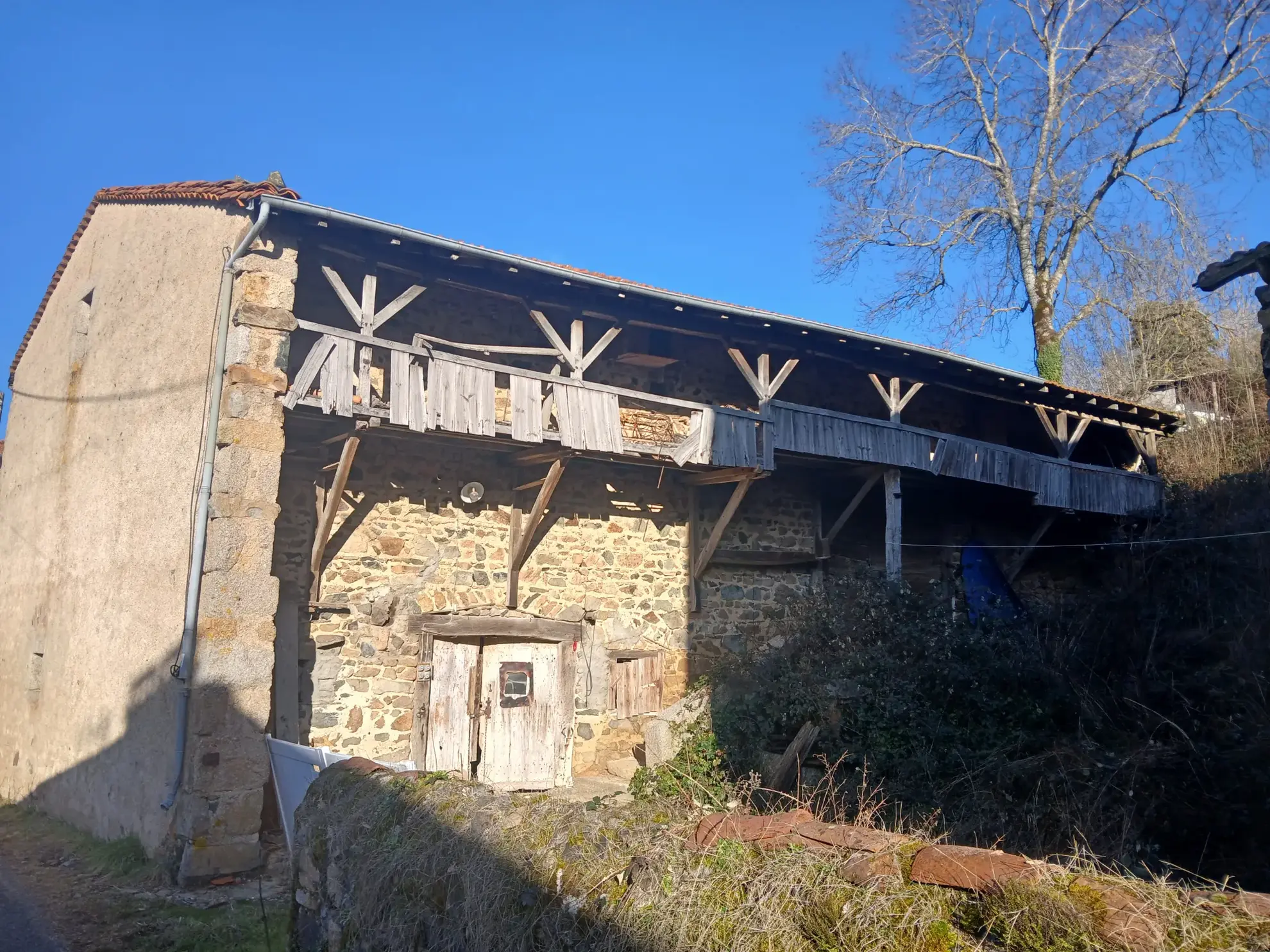 Grande grange à rénover de 220 m² à Champoly - Opportunité rare