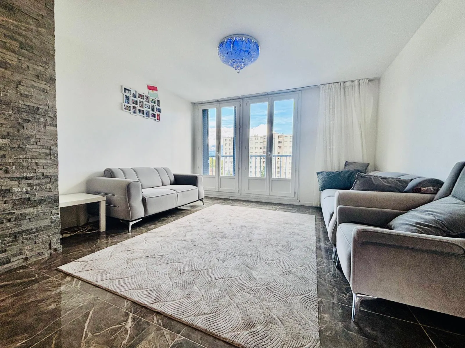 Appartement T4 rénové à Fontaine - 72 m² avec parking privé et belle vue