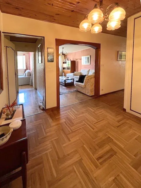 Spacieux appartement de 4 chambres avec loggia et parking à Saint Priest