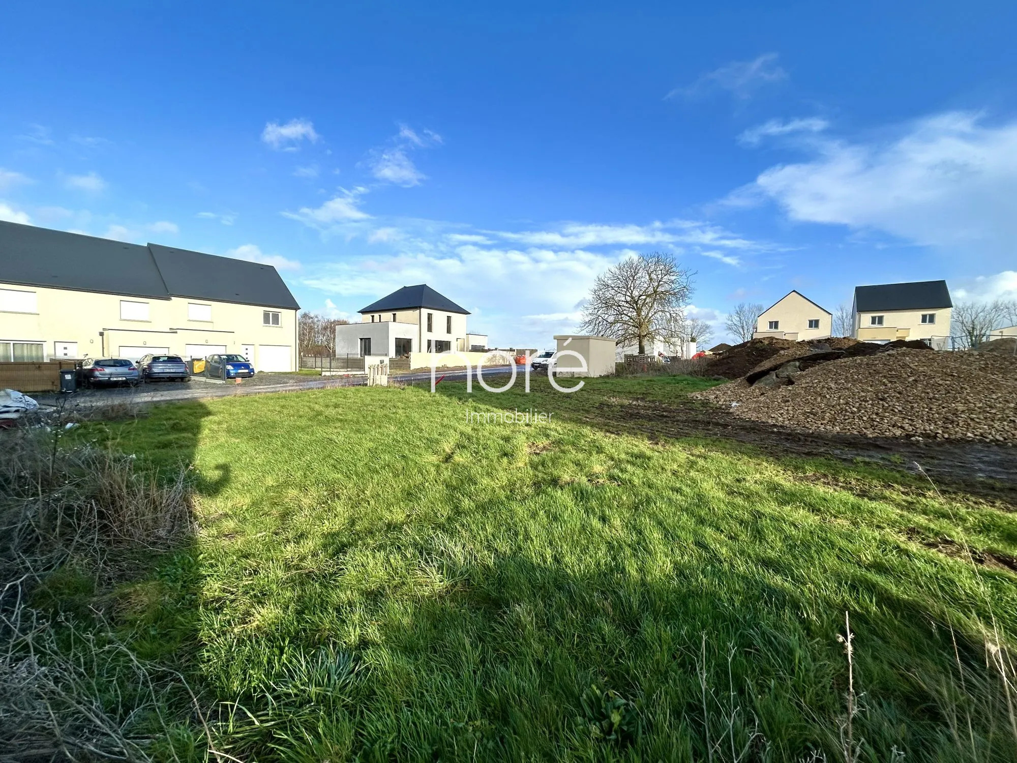 Terrain constructible et viabilisé de 490m² à Éterville proche du périphérique