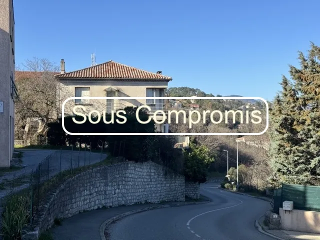 Immeuble en pierre des années 50 avec 3 appartements à Aubenas, vue panoramique