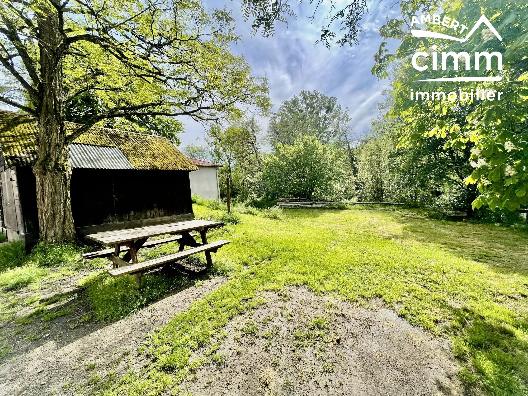 Maison de ville à Arlanc de 82 m² avec cave et jardin commun 