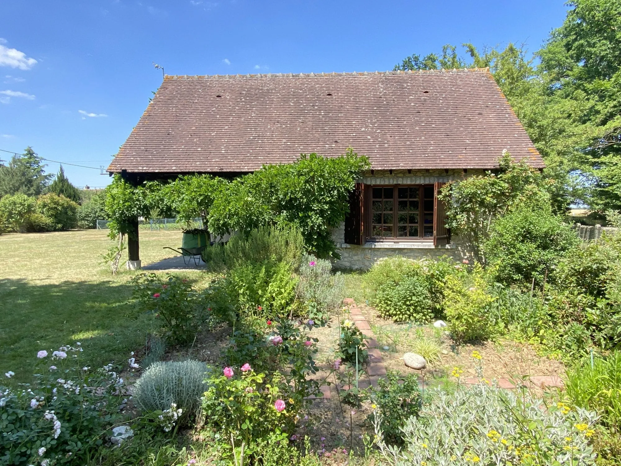 Charmante maison en pierre à Montcresson avec grand terrain arboré 