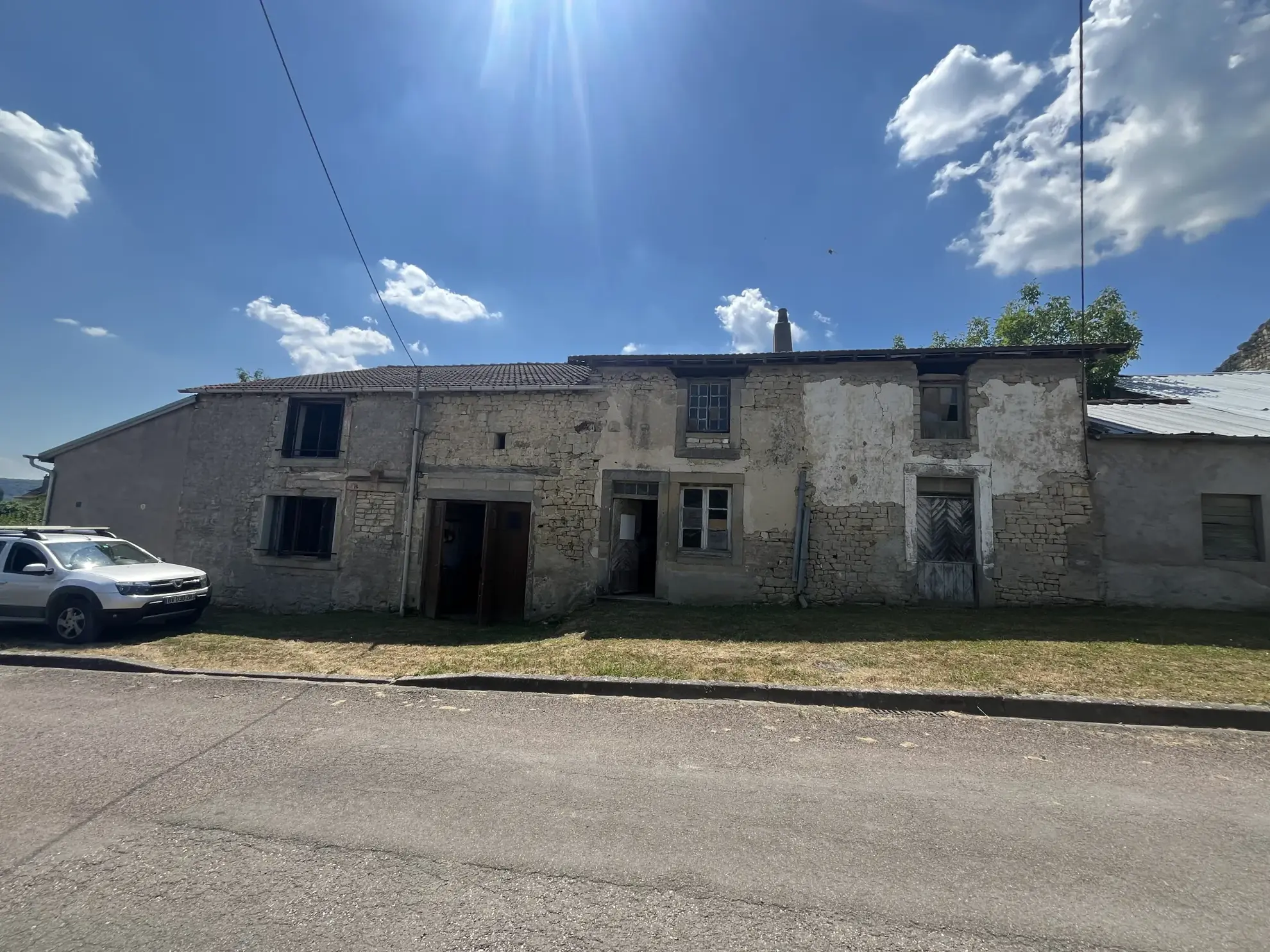 Maison à rénover de 160 m² avec grand terrain proche Bourbonne-les-Bains