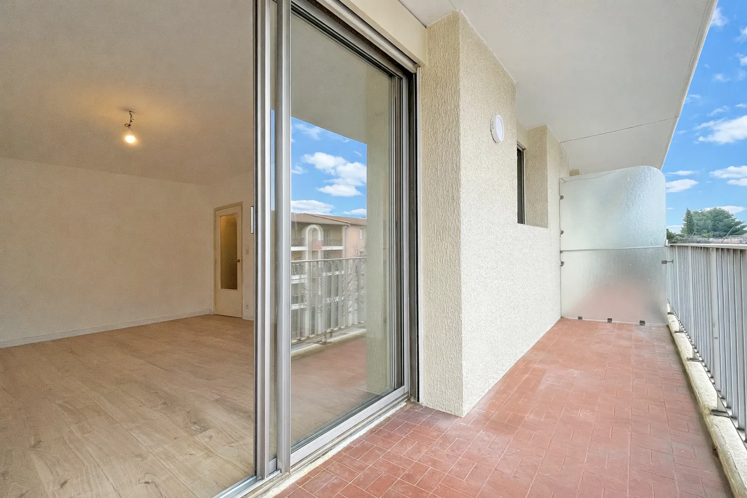 Studio à vendre avec balcon, parking et cave dans Les Angles (30133)