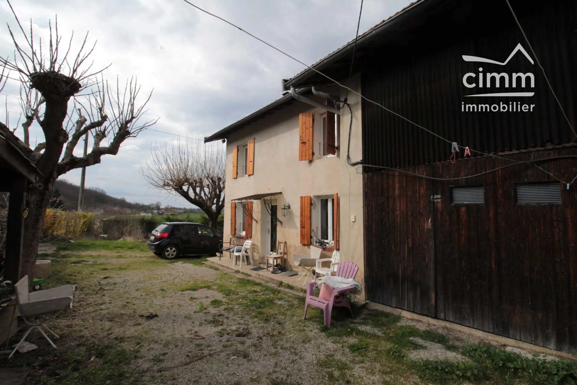 Maison en pisé à vendre à Beaufort – 94 m² avec dépendances et terrain arboré