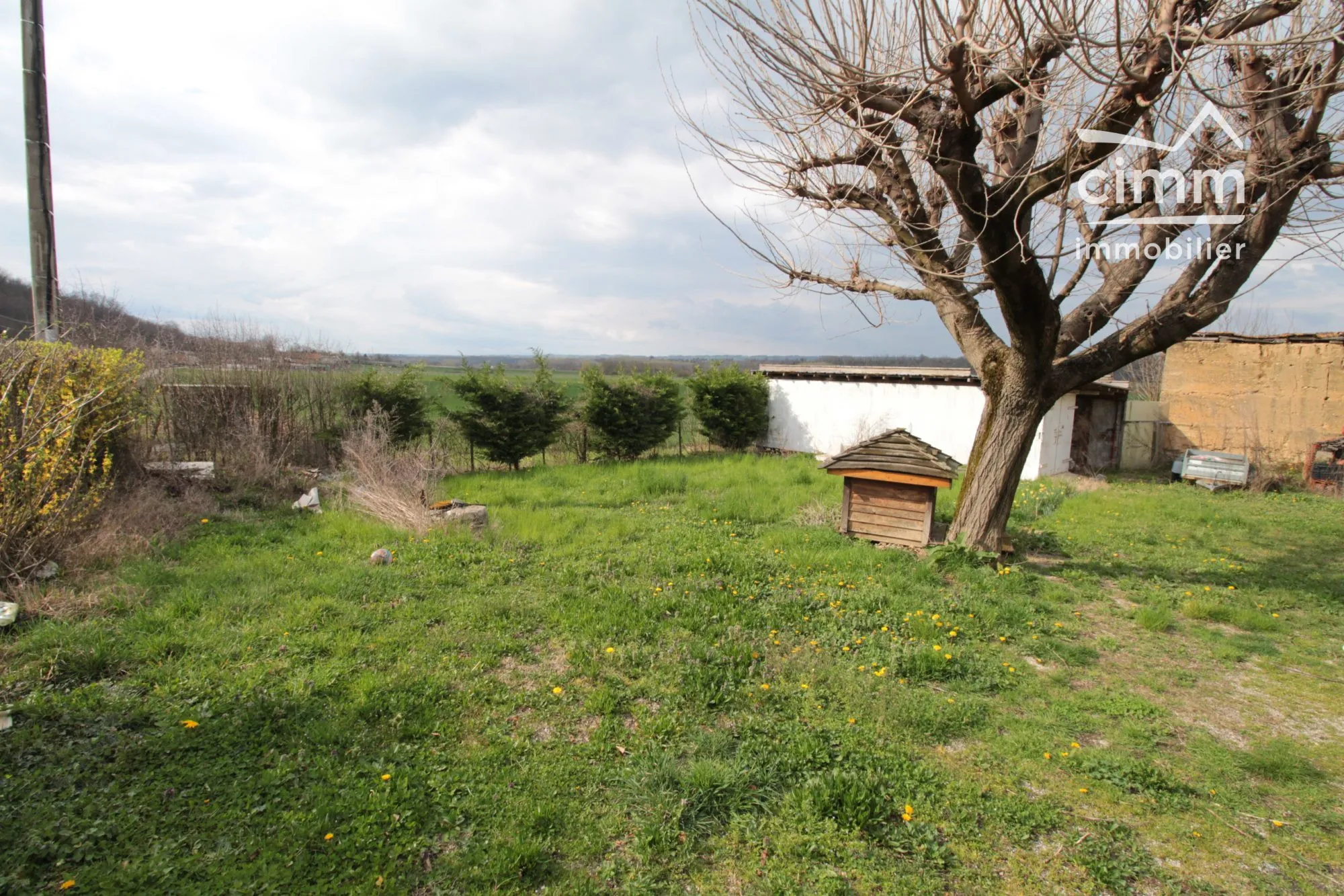 Maison en pisé à vendre à Beaufort – 94 m² avec dépendances et terrain arboré 