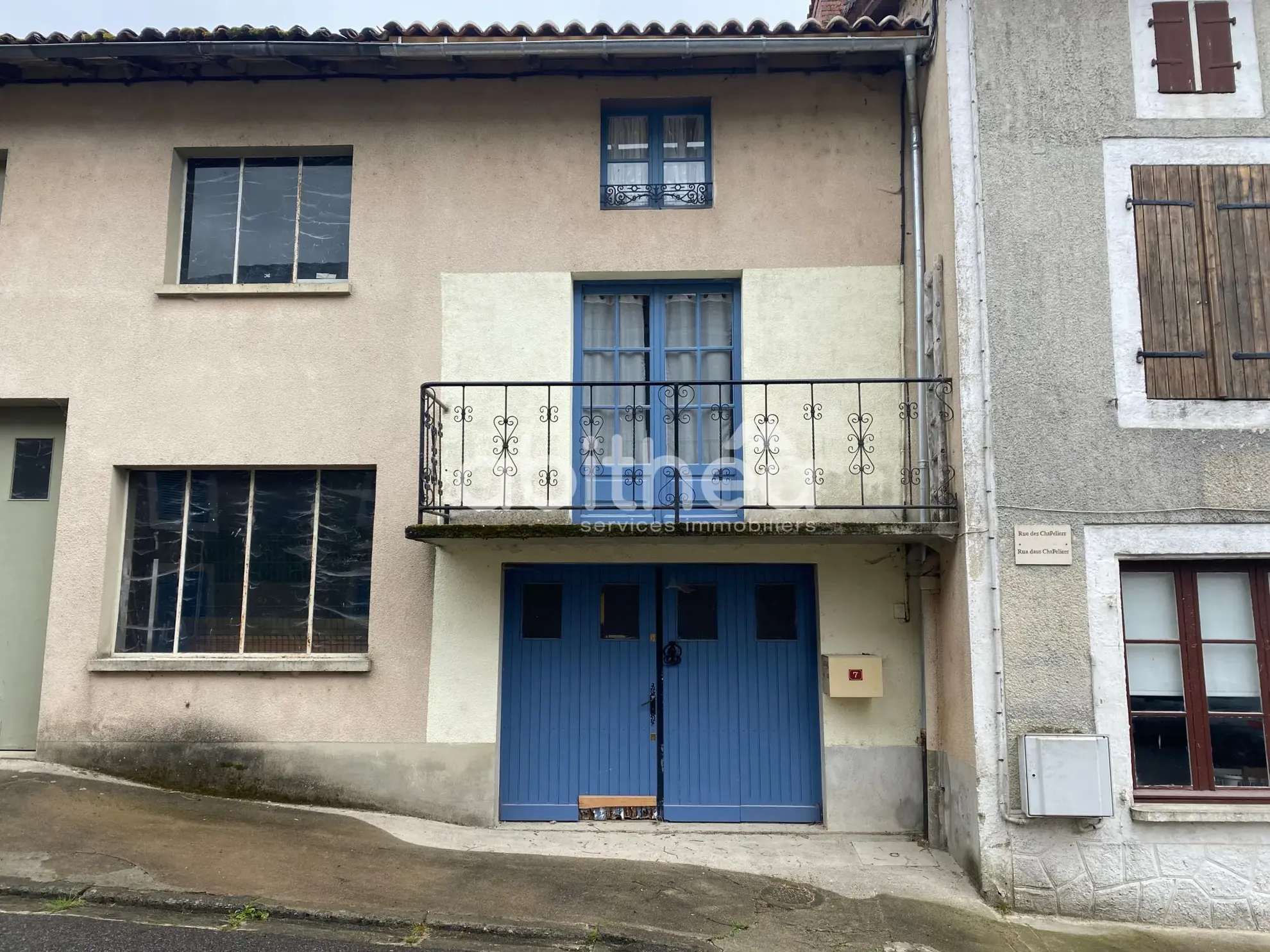Maison de village à rénover à Les Salles Lavauguyon, potentiel et charme authentique 