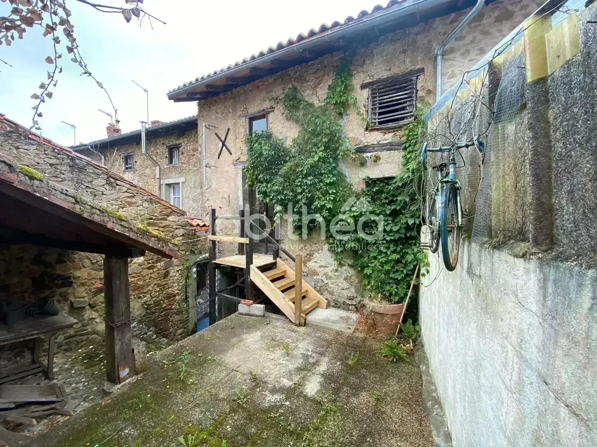 Maison de village à rénover à Les Salles Lavauguyon, potentiel et charme authentique