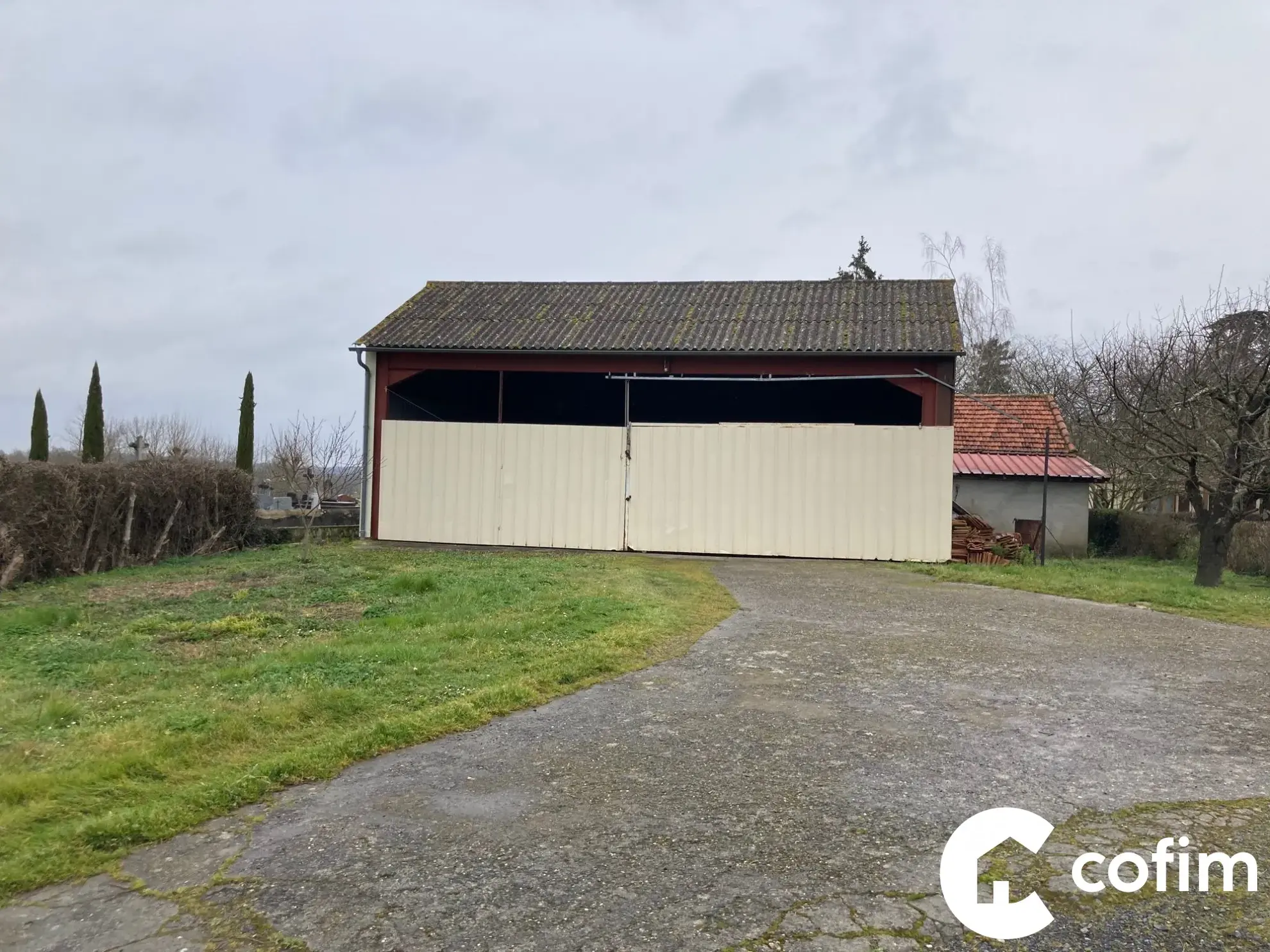 Entrepôt à rénover de 188 m² à Garlin, idéal pour transformation en habitation