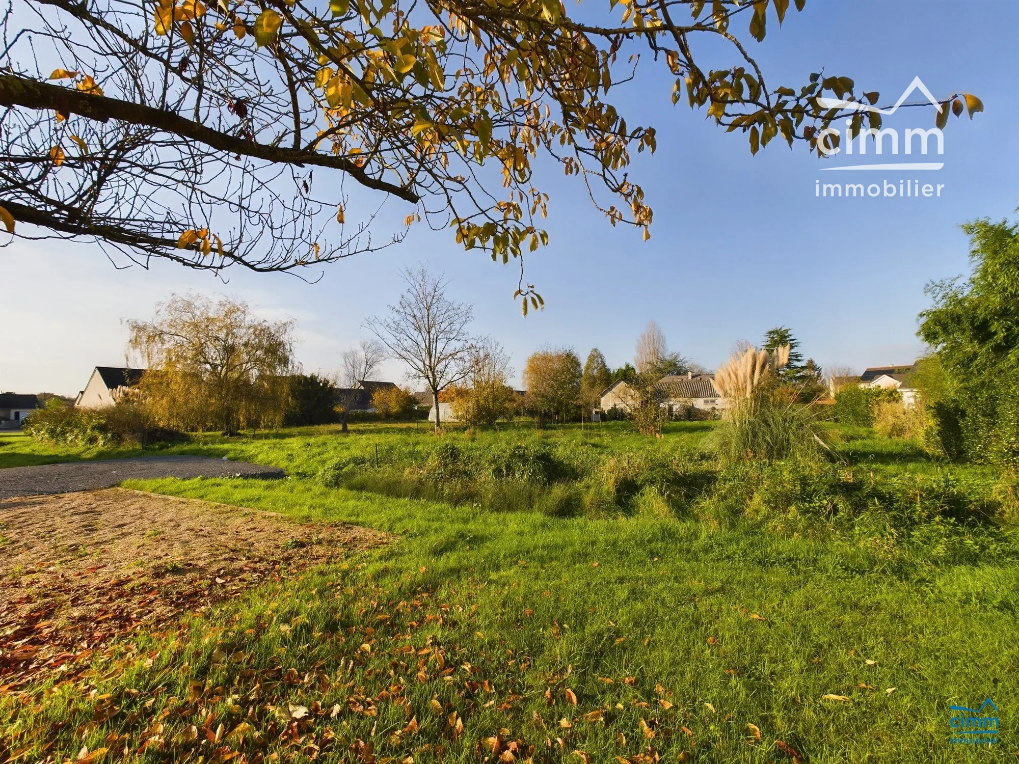 Terrain constructible de 738 m² à Jumelles - Calm, proche commodités, viabilisé