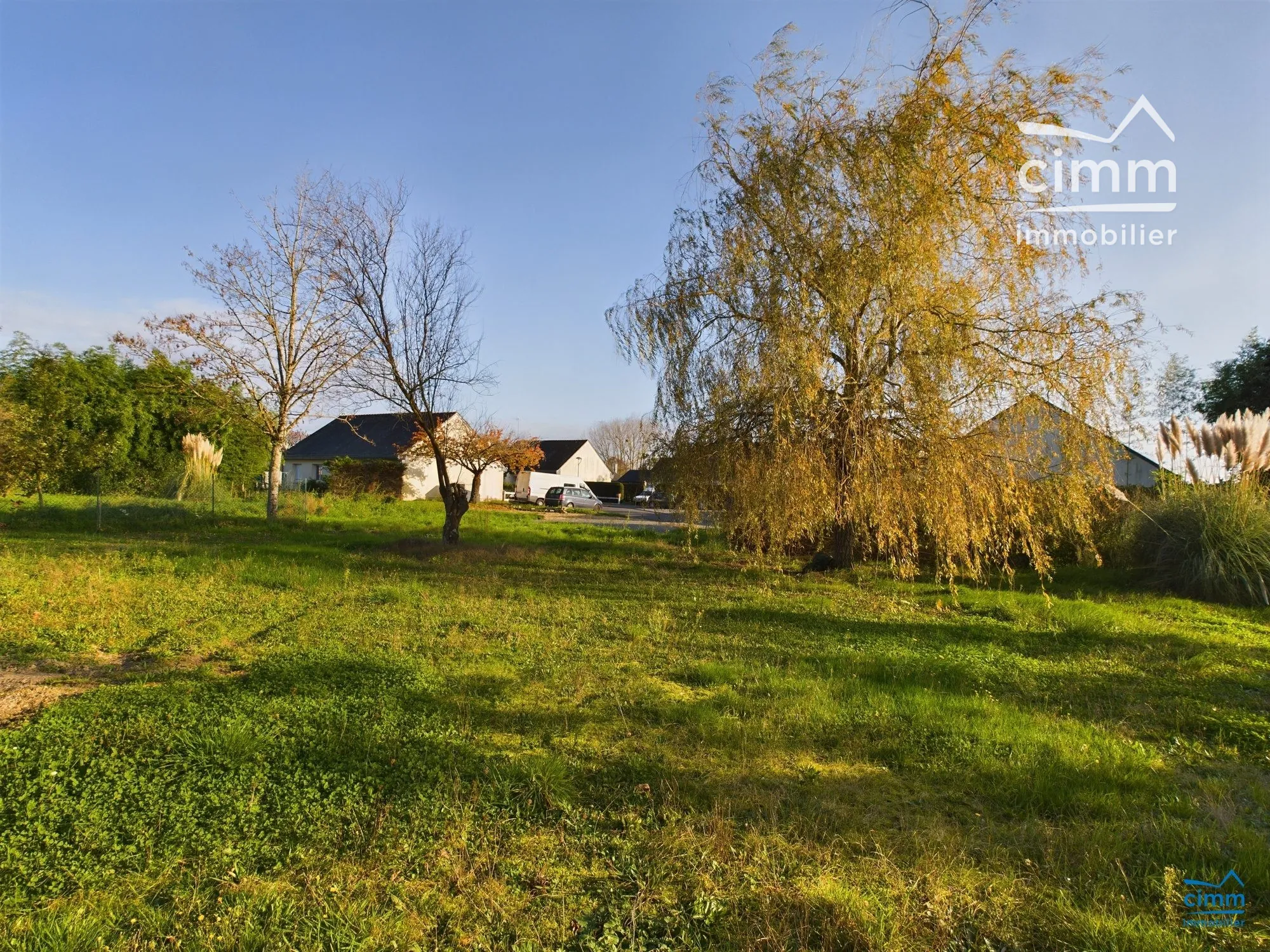 Terrain constructible de 738 m² à Jumelles - Calm, proche commodités, viabilisé 