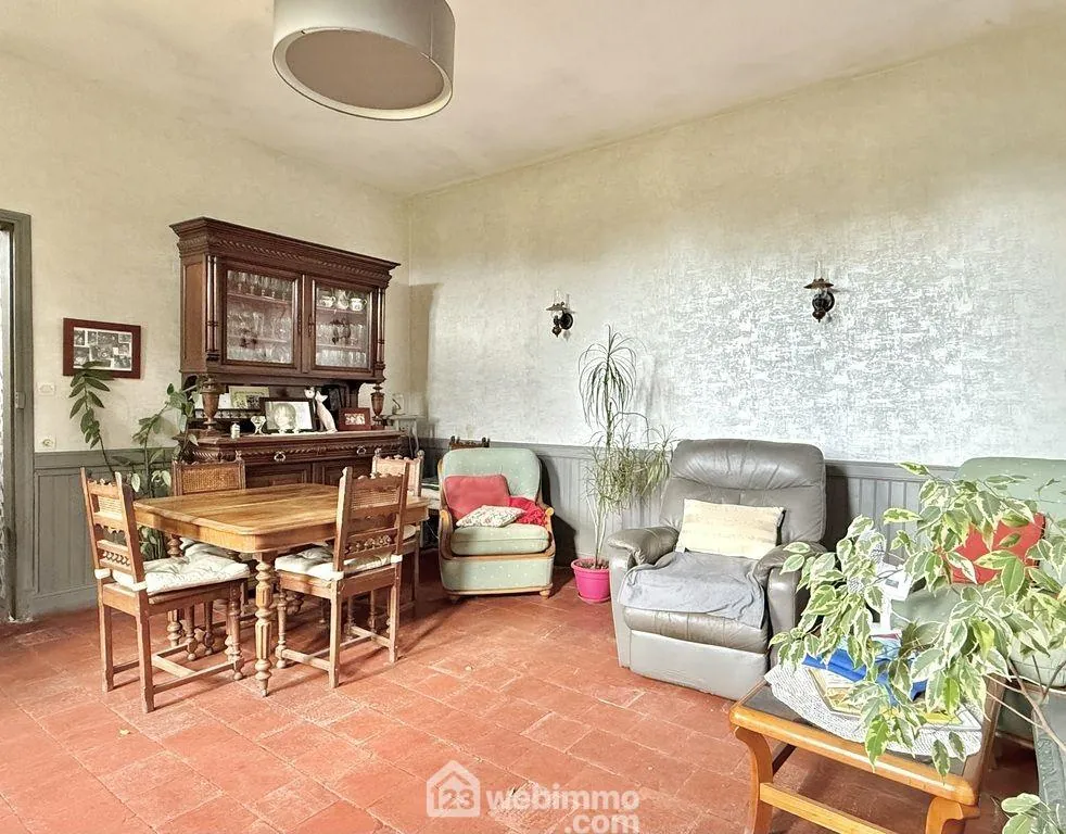 Maison en Tuffeau de 1868 avec grand terrain à Longué-Jumelles 