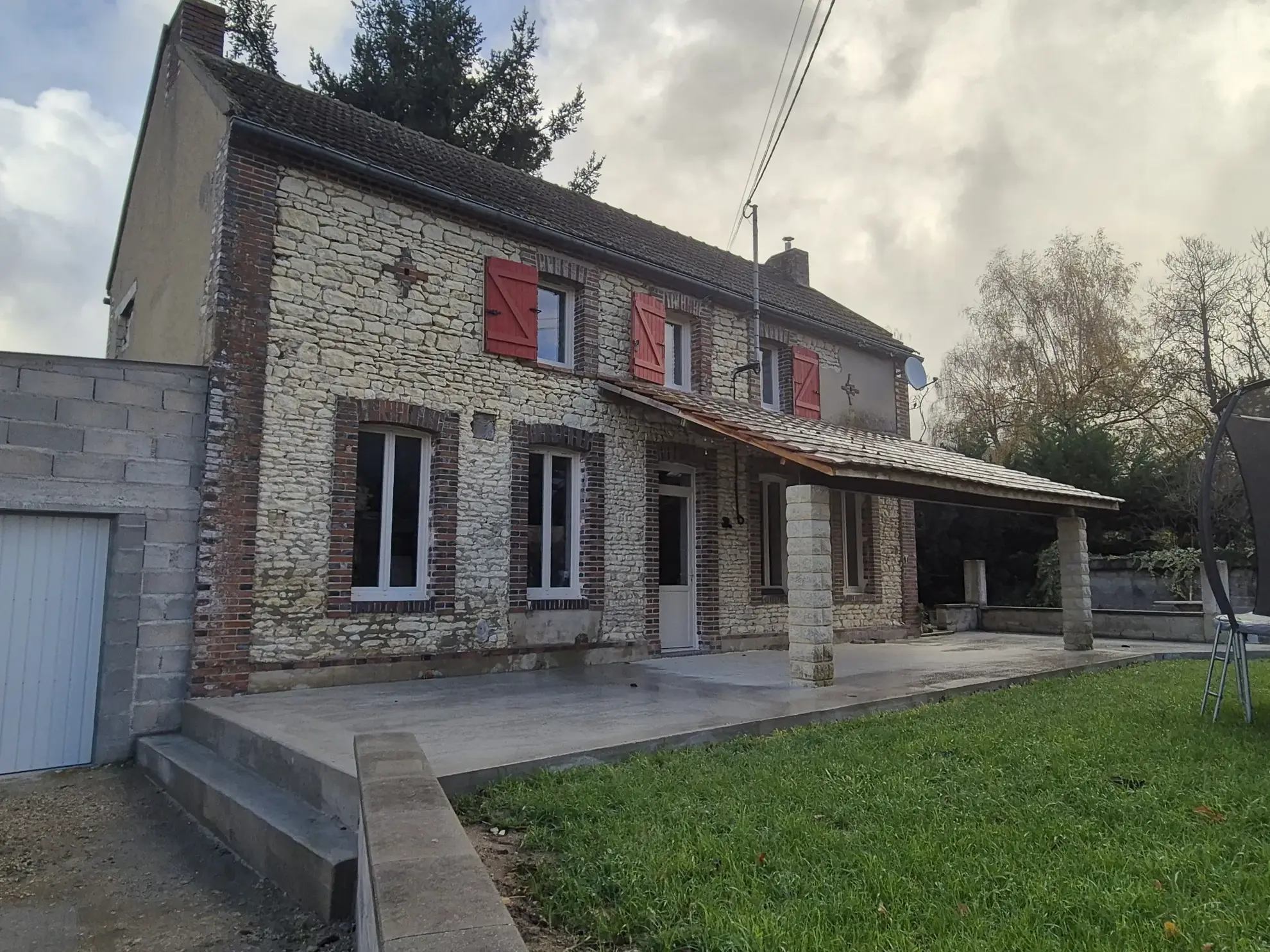 Maison ancienne rénovée à Fleury la Vallée avec terrain, garage et espace extérieur