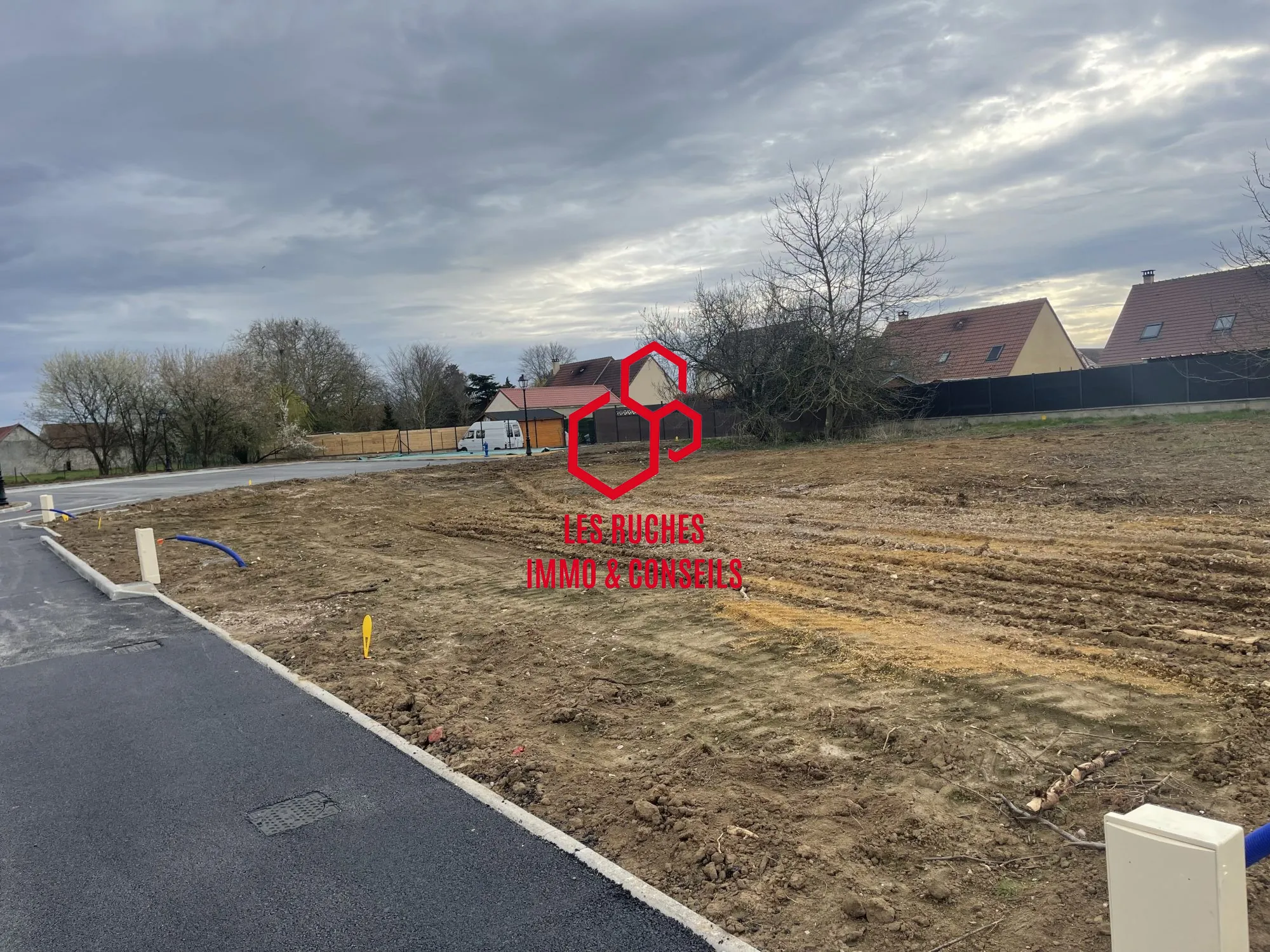 A vendre terrain constructible de 994 m² à Bornel, proche écoles et commodités