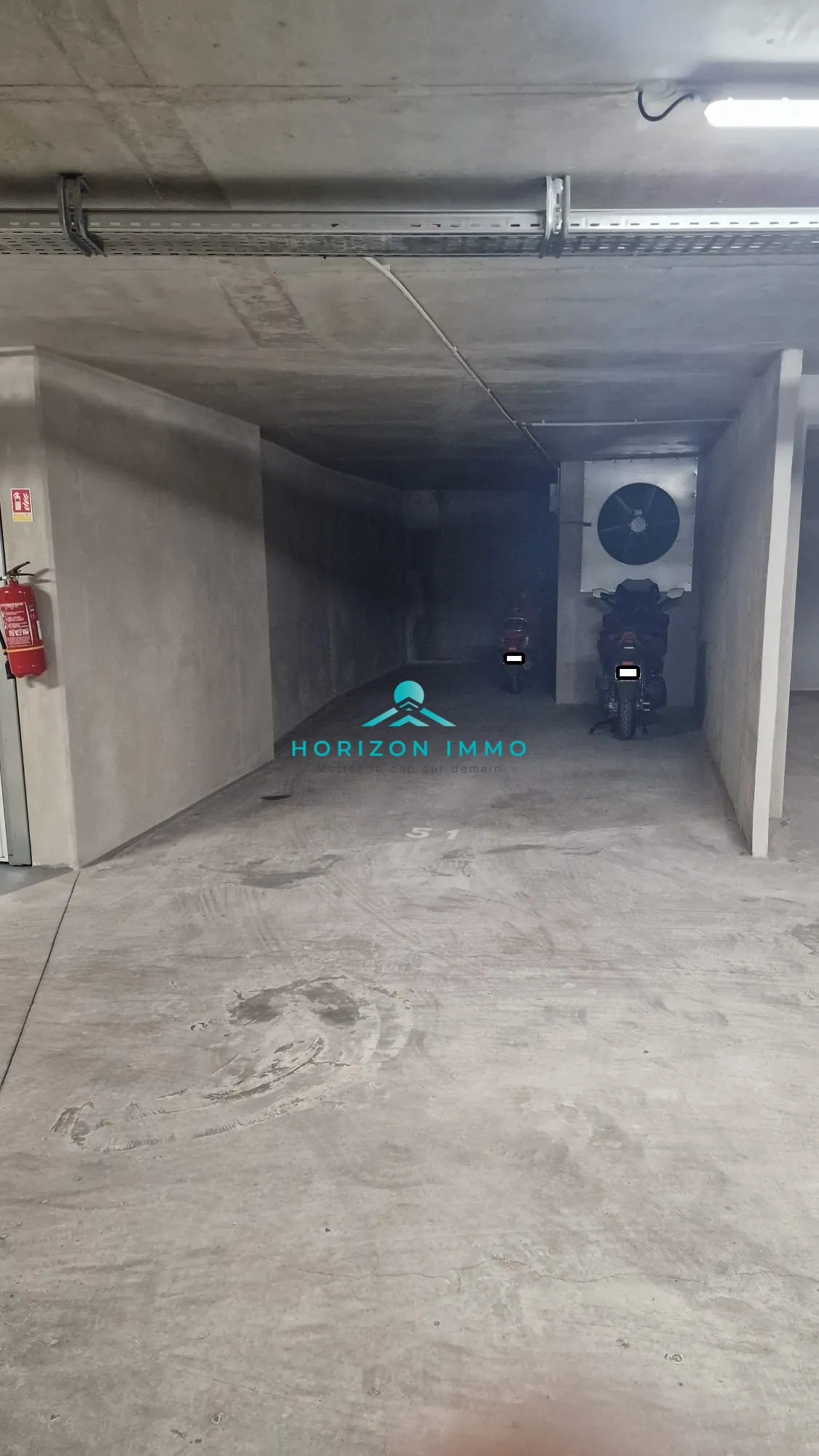 Grand parking sécurisé de 28m² à Saint-Laurent-du-Var